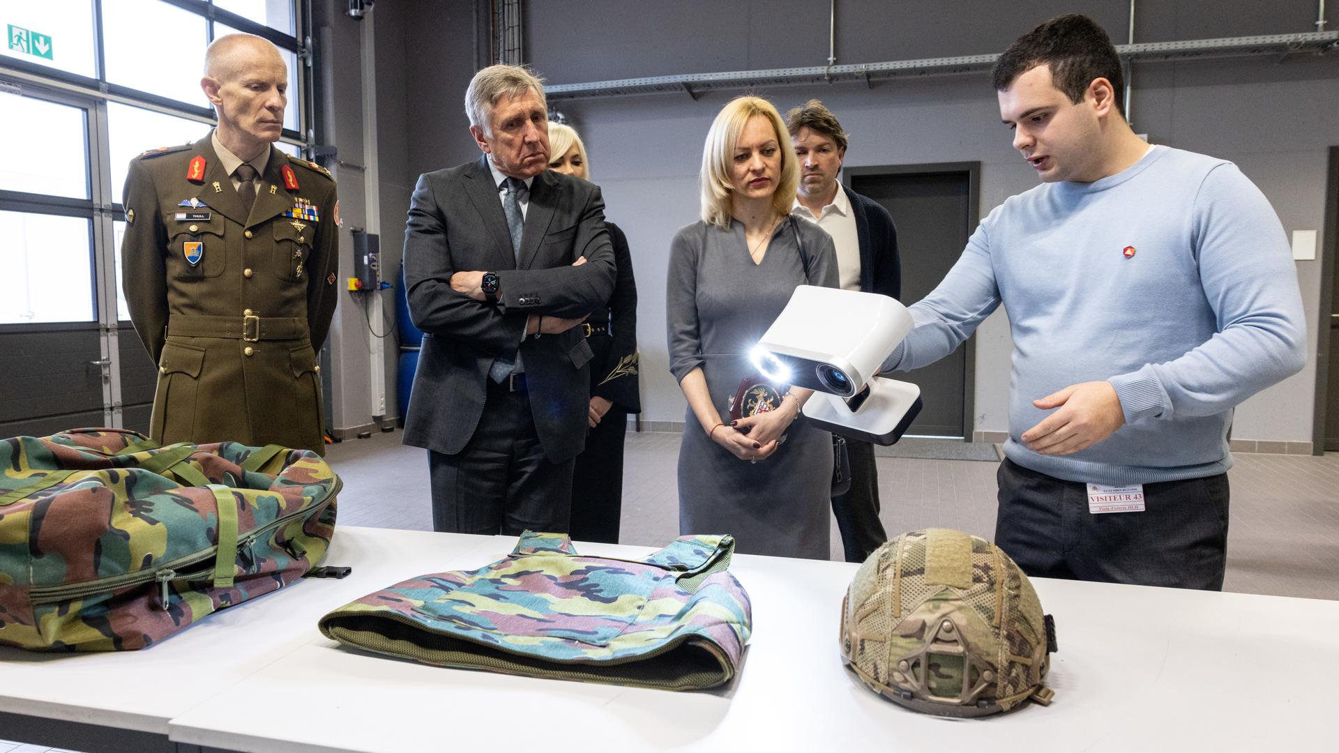
Au centre militaire du Härebierg, le général Thull, le ministre Bausch et la représentante de l'ambassade (de g. à dr.) ont assisté à une démonstration de l'utilisation du scanner 3D.