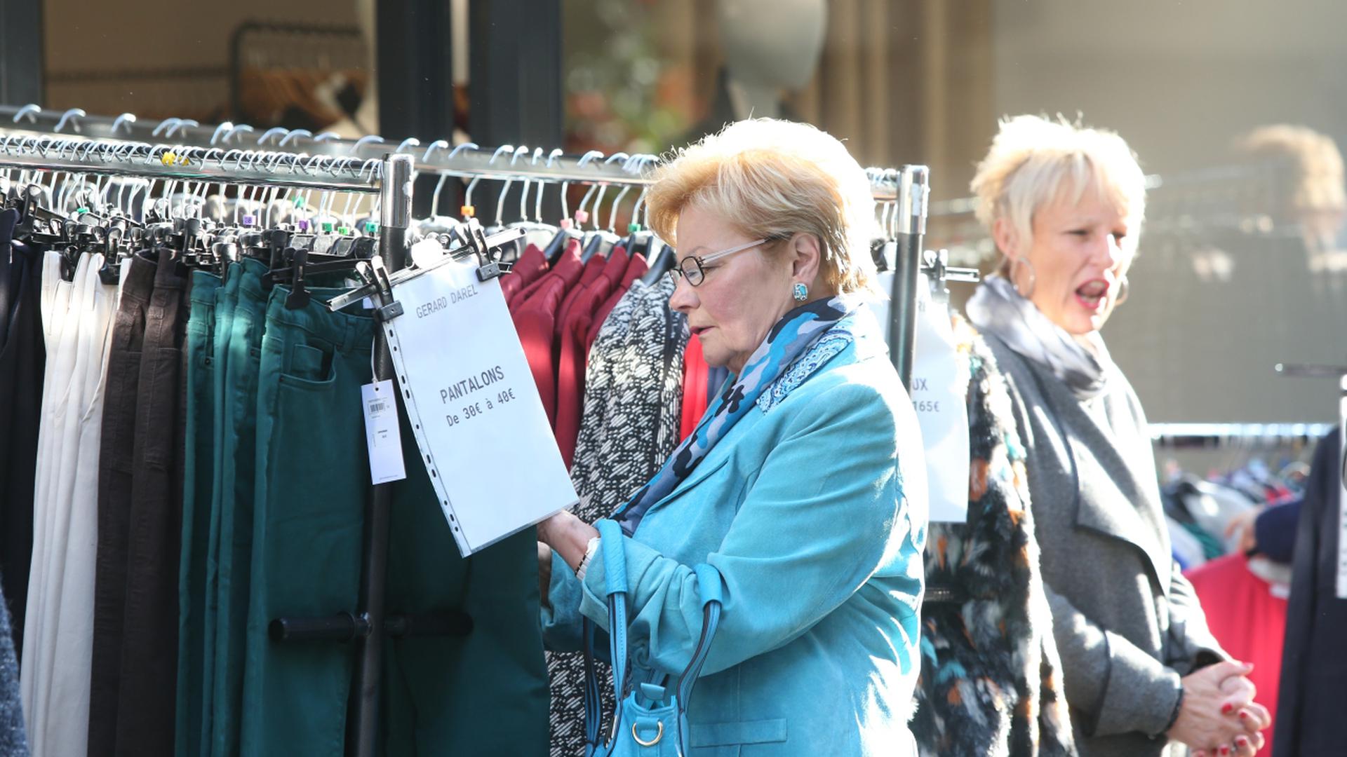 Zur Braderie locken die Geschäfte der Hauptstadt die Kunde mit Rabatten an.