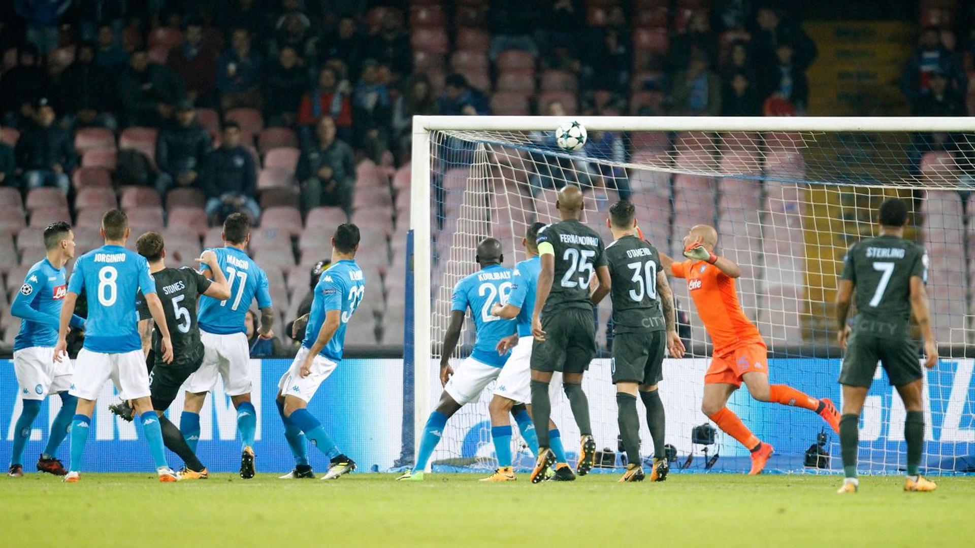 Le ballon va heurter la transversale et Manchester City va s'échapper pour obtenir un succès mérité à Naples.