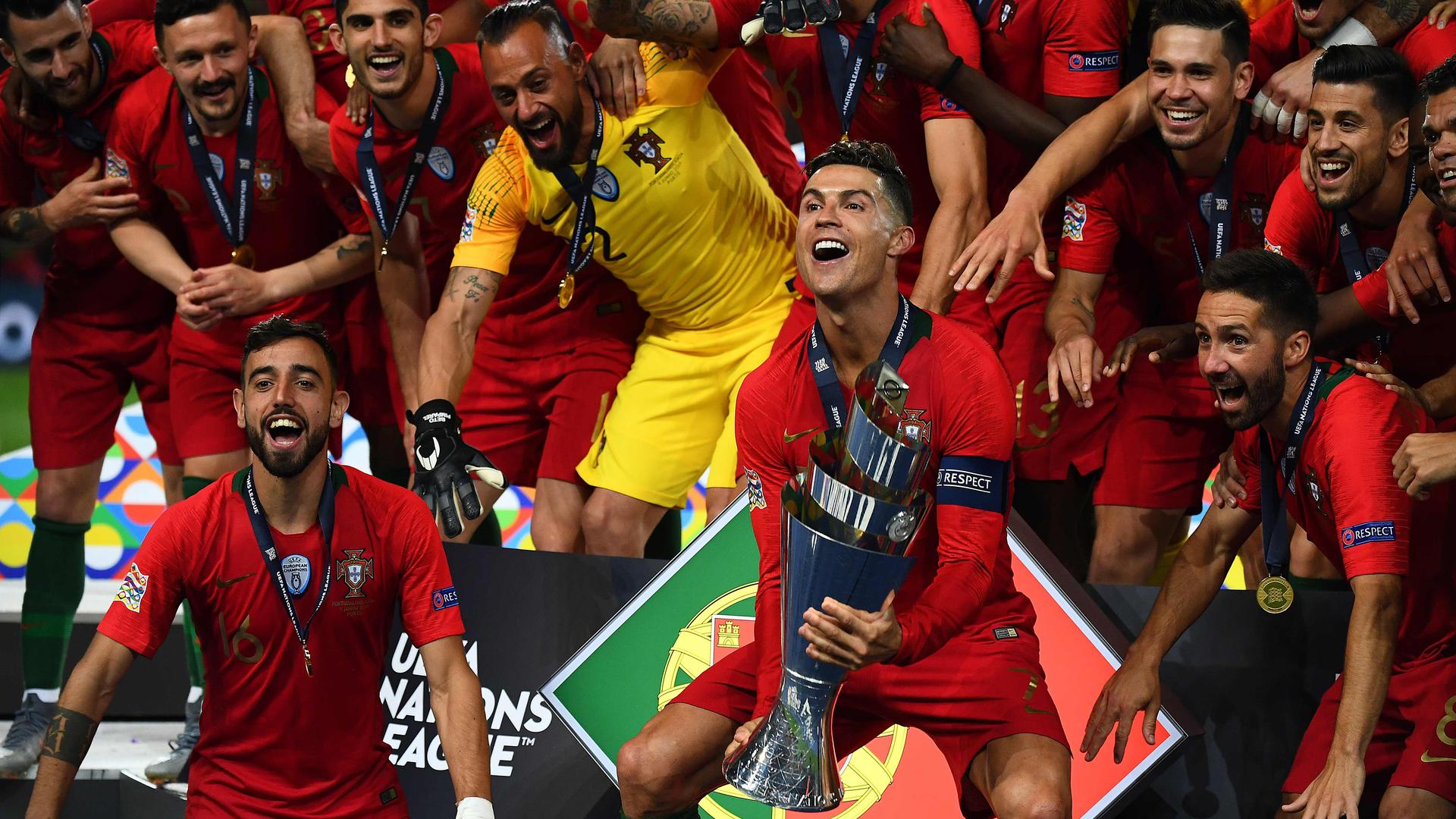 Cristiano Ronaldo et ses camarades hurlent leur joie.