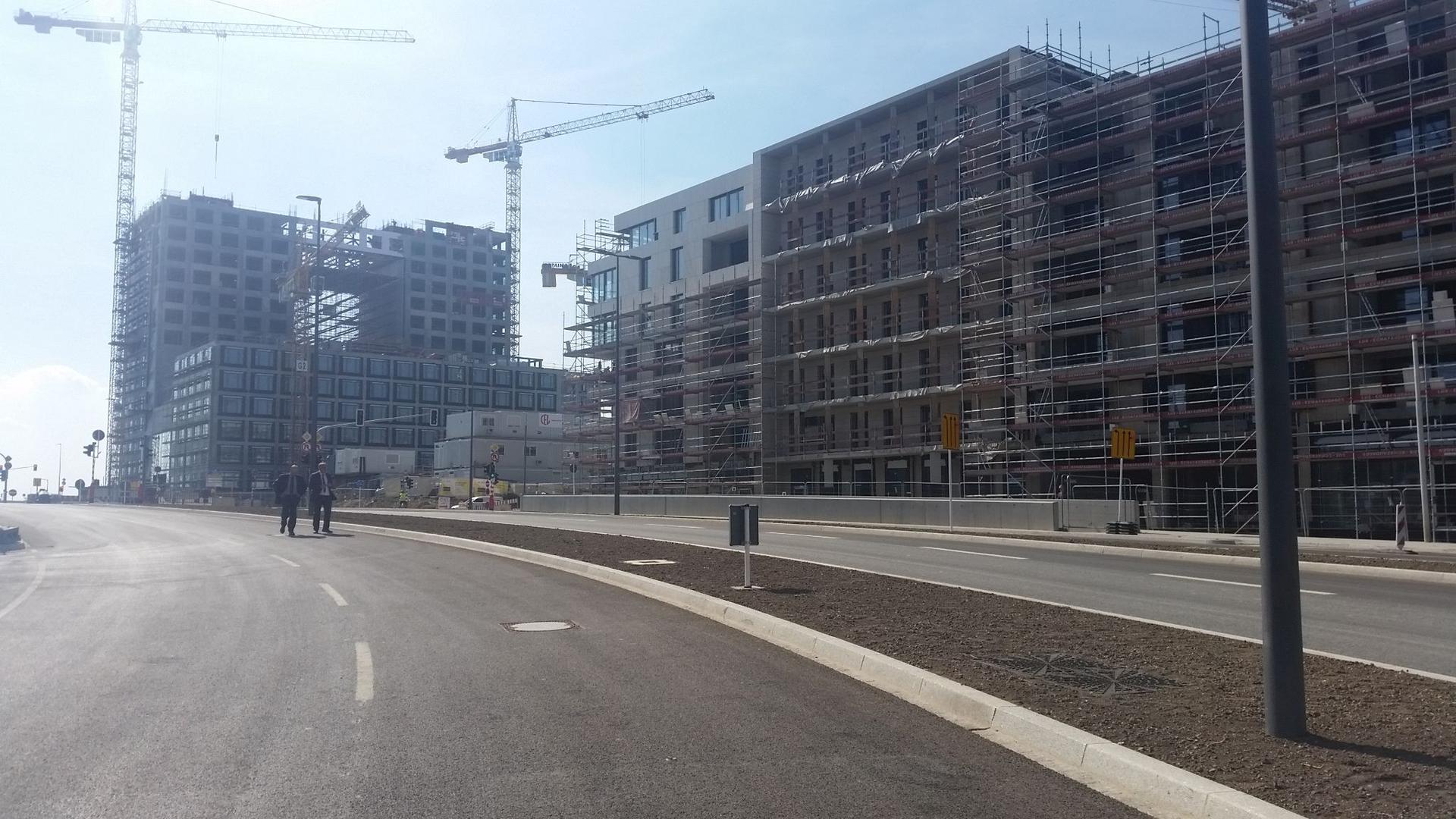 La construction du futur siège de Deloitte Luxembourg (au fond à gauche) et de l'îlot A1 le long du nouveau boulevard Kockelscheuer vont bon train.