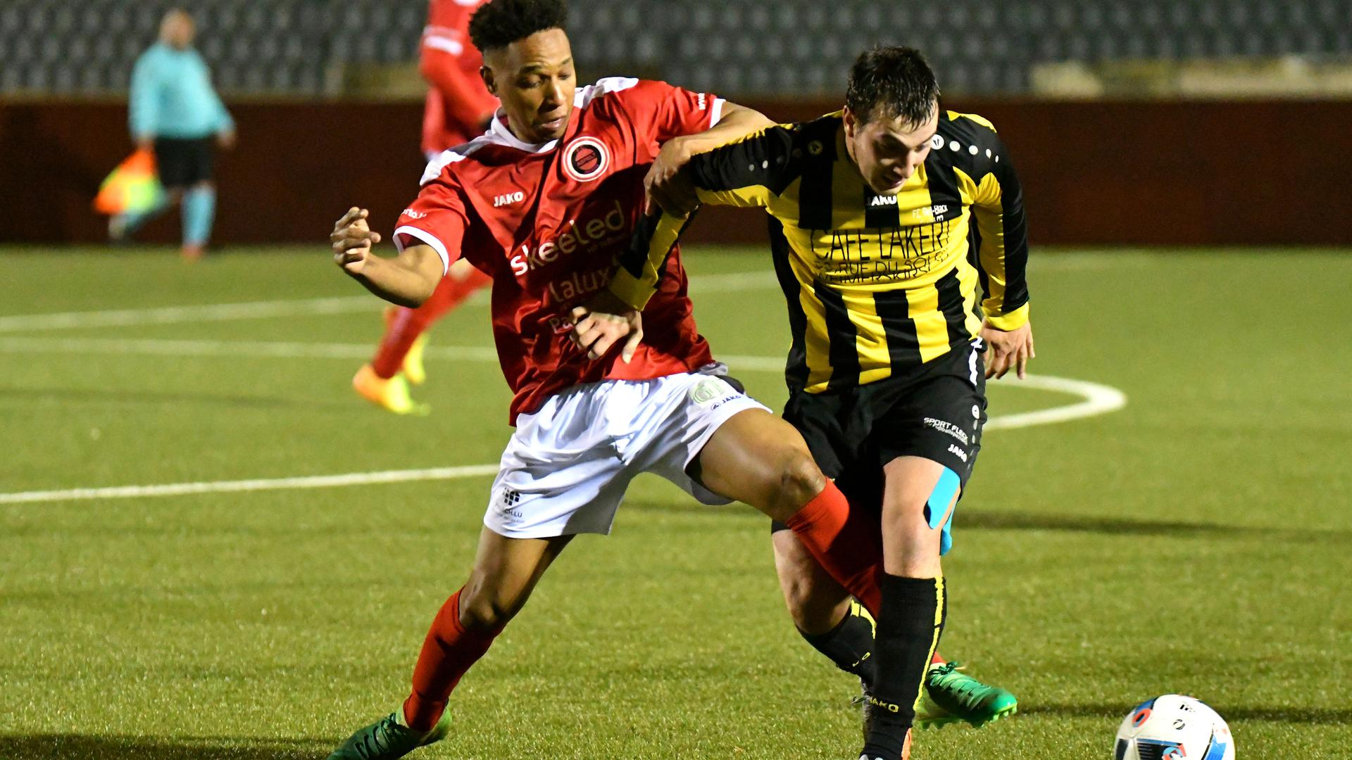 Steve Guedes (Red-Black Egalité, en jaune et noir) s'est imposé (1-0) face à Albertino Tavares et les Red Boys Aspelt, en D1, Série 2