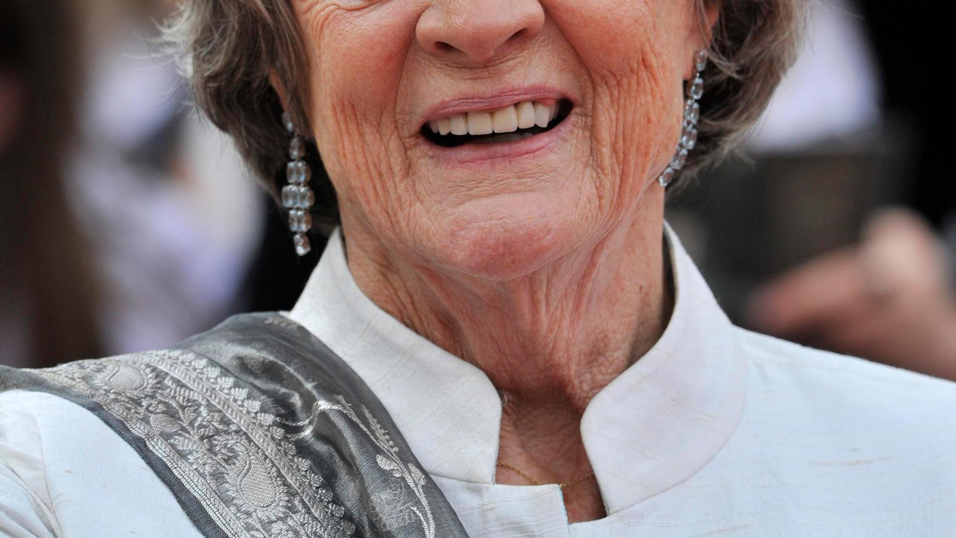 Actress Maggie Smith arrives for the world premiere of "Harry Potter and the Deathly Hallows - Part 2" in Trafalgar Square, in central London, July 7, 2011.  REUTERS/Dylan Martinez (BRITAIN - Tags: ENTERTAINMENT)