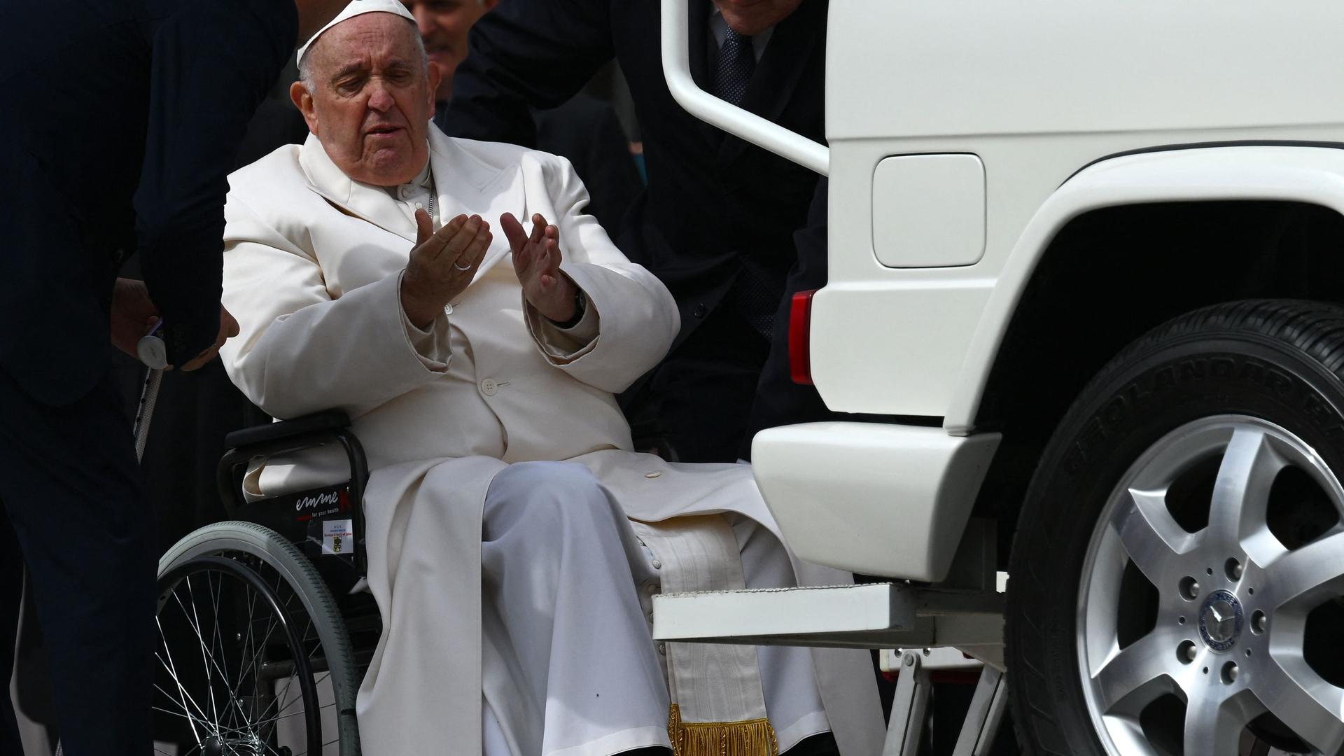 Affaibli, le pape François se déplace en fauteuil roulant depuis l'année dernière.