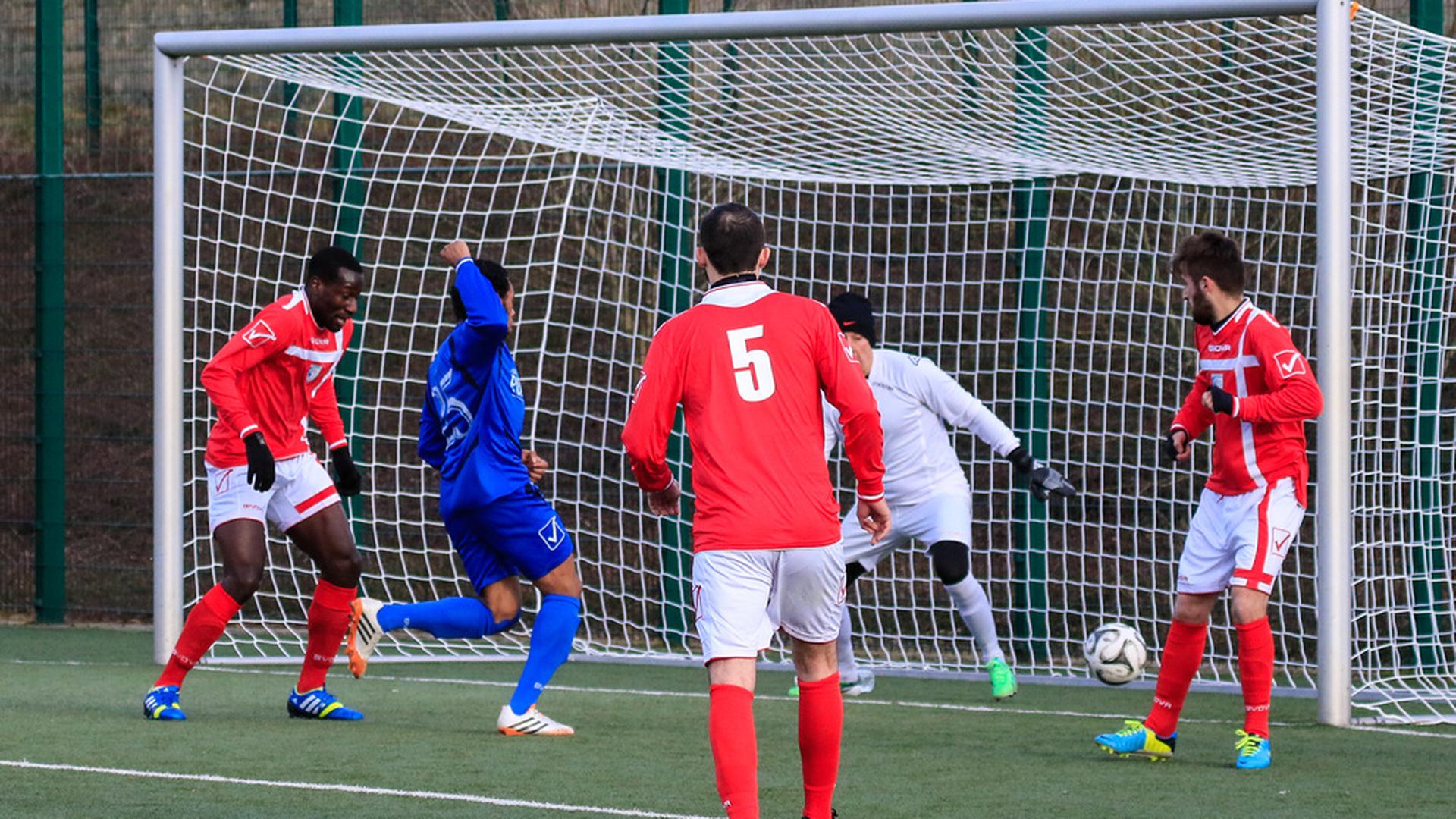 Rivelino Alberto Lima Andrade trouve l'ouverture pour l'US Esch