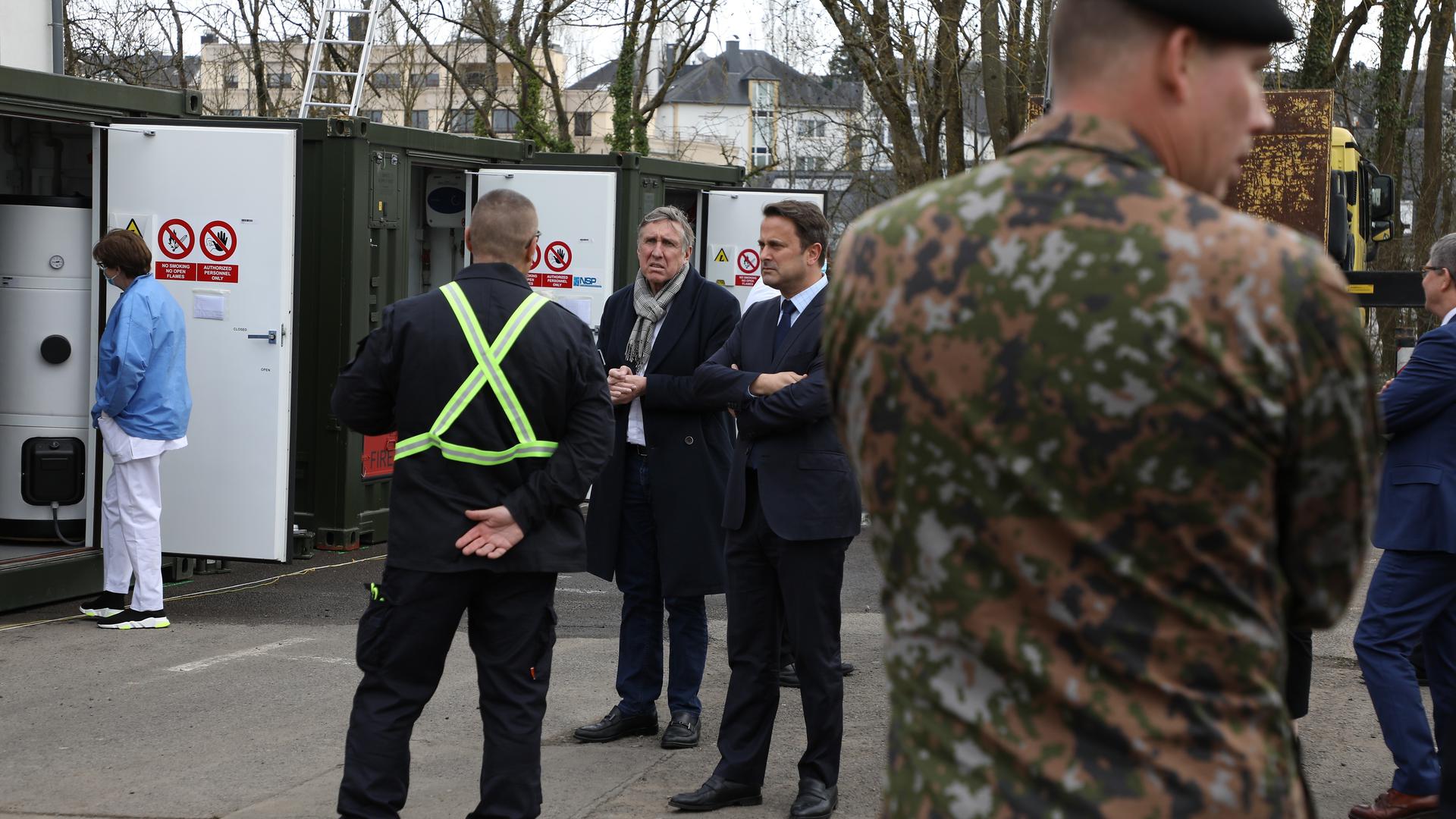 François Bausch, ministre de la Défense et le Premier ministre Xavier Bettel ont découvert, vendredi, la structure qui sera opérationnelle en début de semaine prochaine.