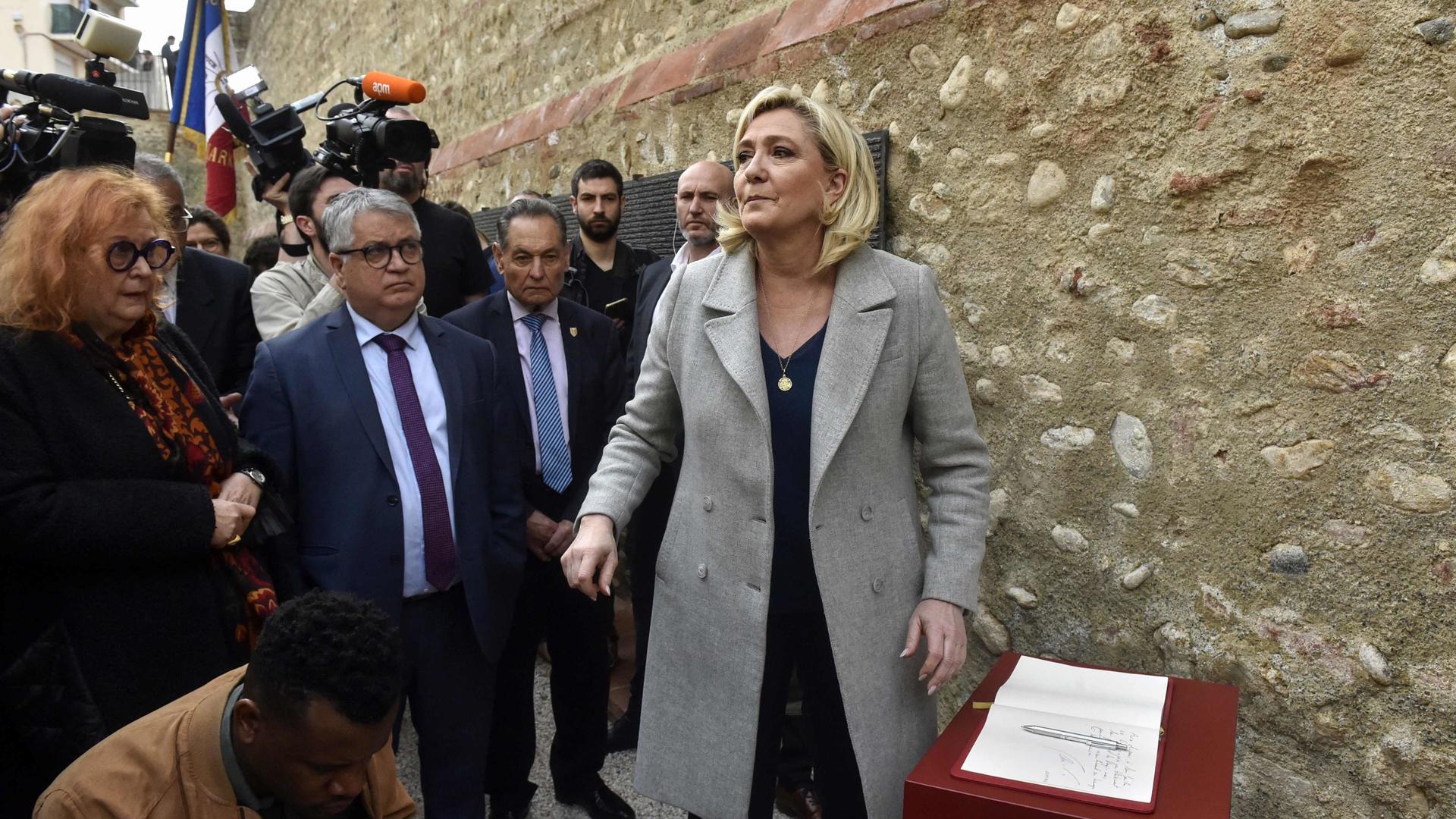 La candidate du RN Marine Le Pen rend hommage à un monument à la mémoire des "disparus sans sépulture" pendant la guerre en Algérie dans le cadre d'un voyage de campagne à Perpignan.