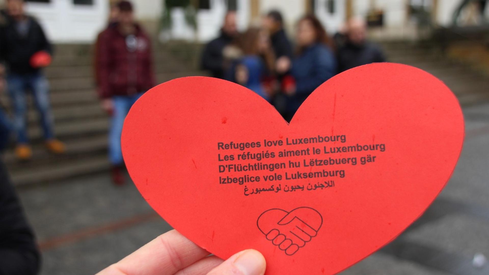 Les réfugiés ont distribué des cœurs aux badauds de la place Guillaume, samedi matin pendant le marché