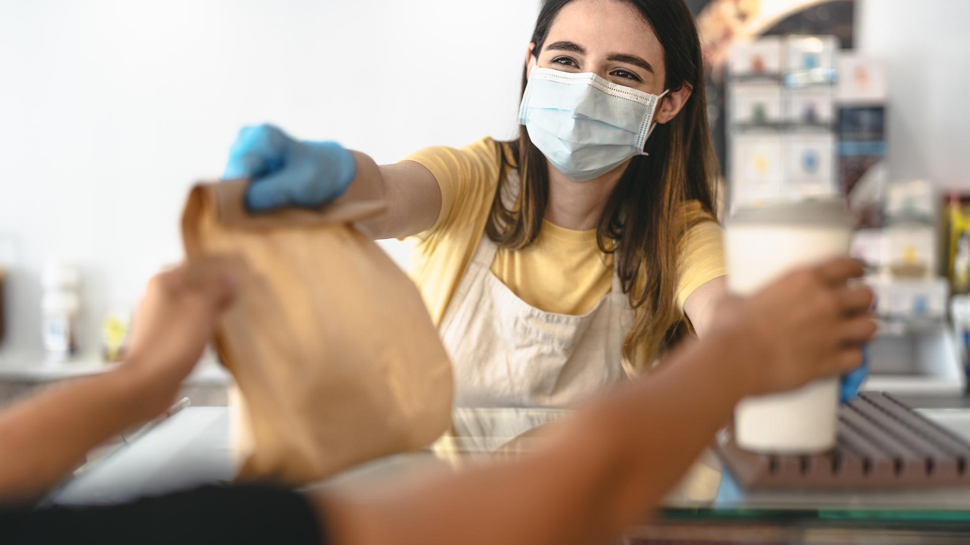 Pour nombre d'employés du secteur de la restauration, le régime du chômage partiel reste la bouée de sauvetage, alors que pour les indépendants le gouvernement vient de décider de nouvelles formes d'aides.