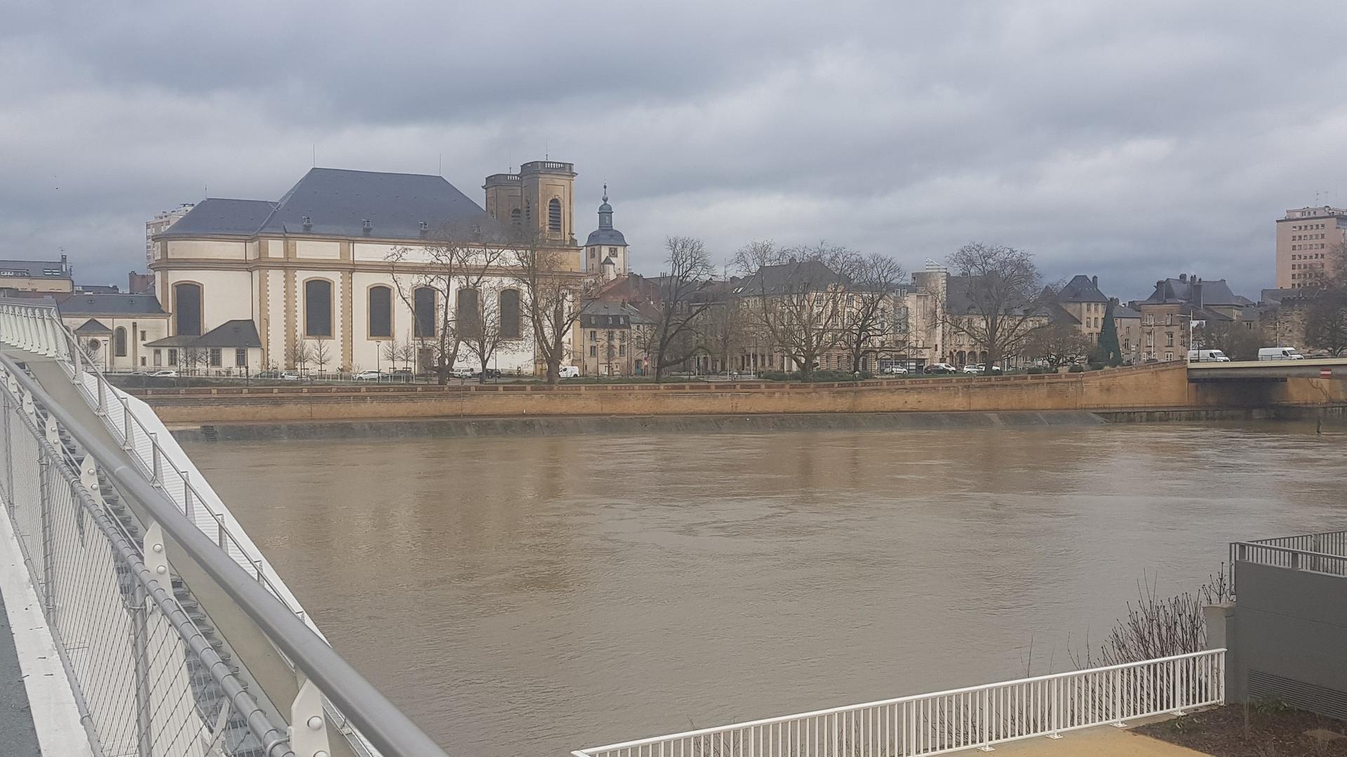 Le niveau des cours d'eau (ici la Moselle à Thionville), bas pour la saison, inquiète notamment. 