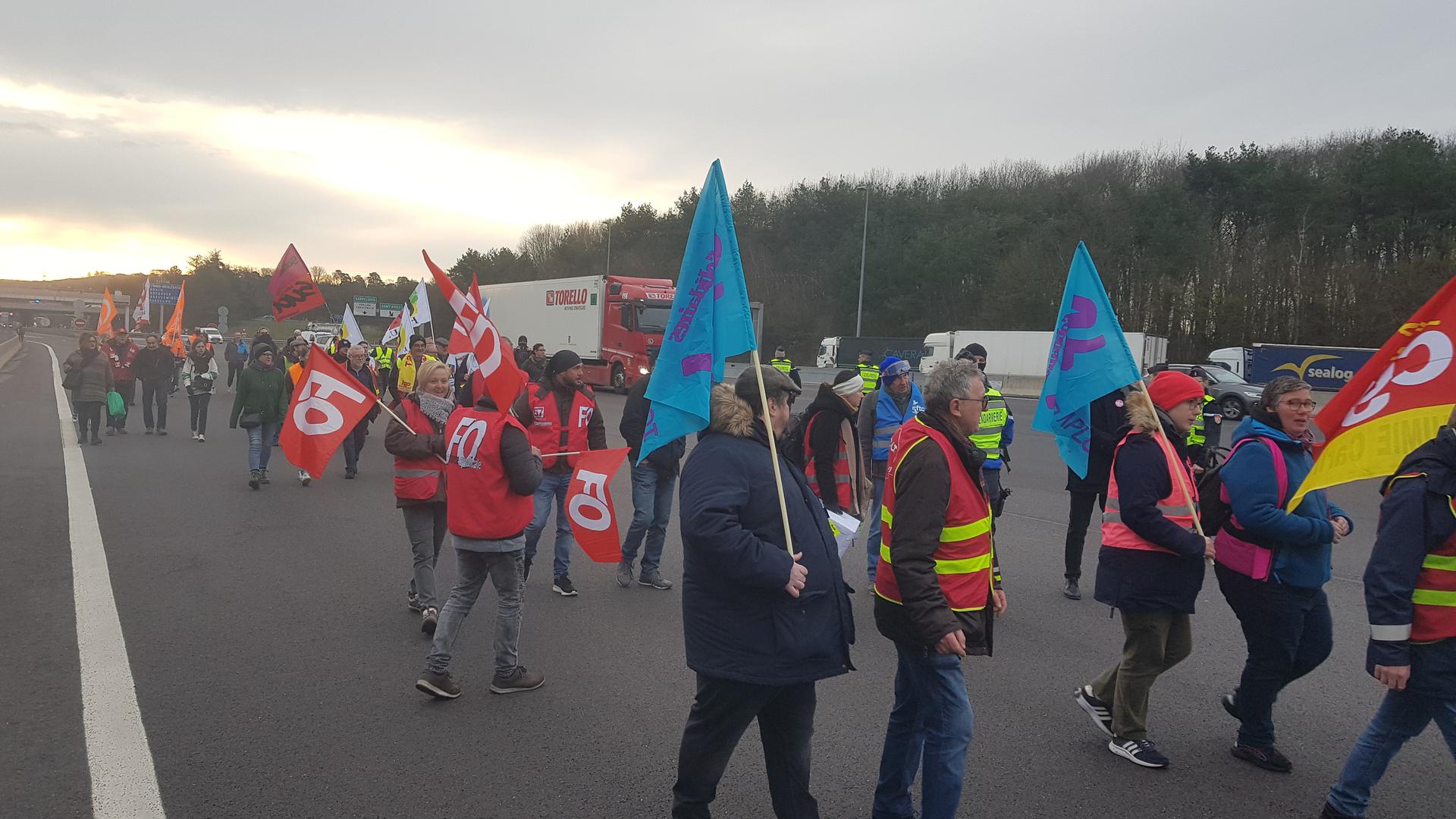 Opération "péage gratuit" sur l'autoroute A4 à Saint-Avold (Moselle) ce mardi matin.