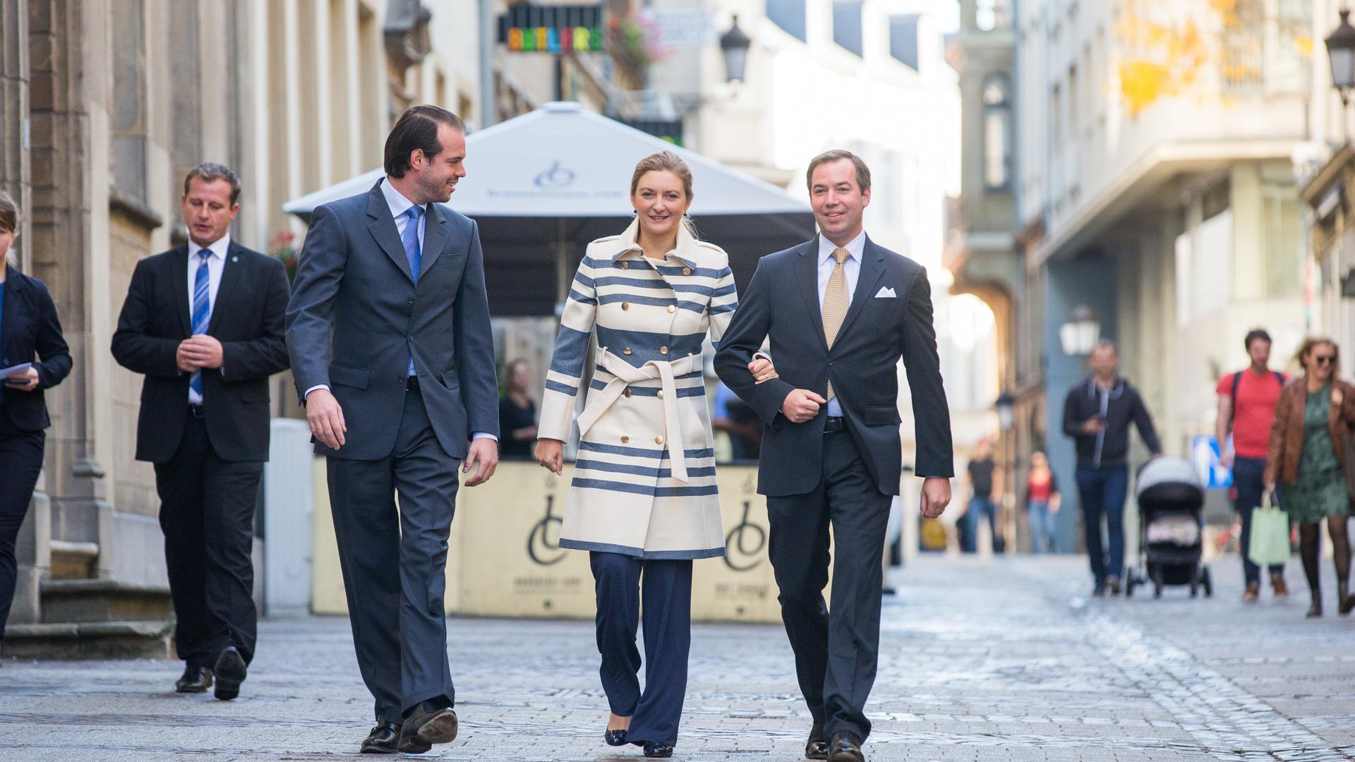 Le prince Félix, et le couple héritier en marche vers le bureau de vote du Cercle Cité à Luxembourg