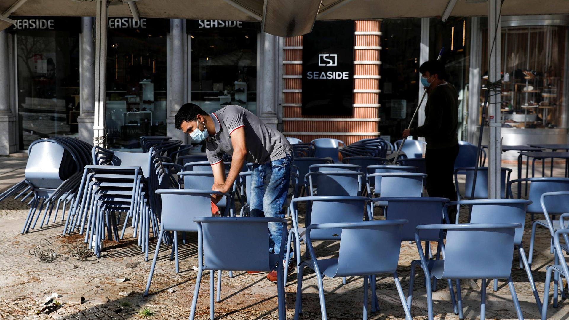 Dans 16 nouvelles villes, les cafés et restaurants devront également fermer plus tôt, dès 22h30 en semaine et à 15h30 le weekend.