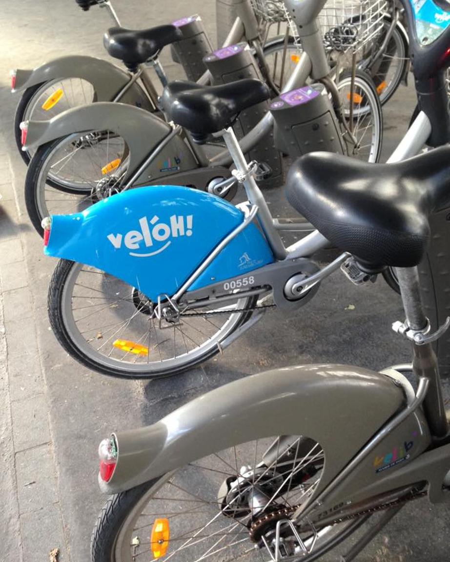 Un "Vél'Oh" parmi ses frères Vélib.