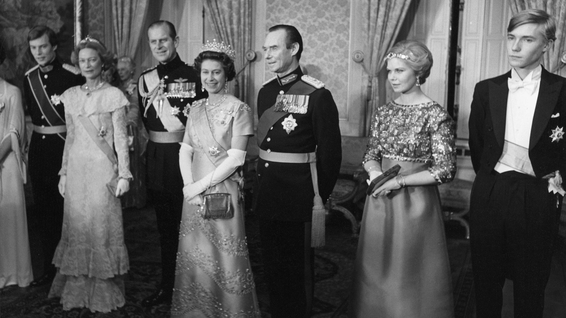 Le grand-duc Jean accompagné de la reine Elisabeth II.