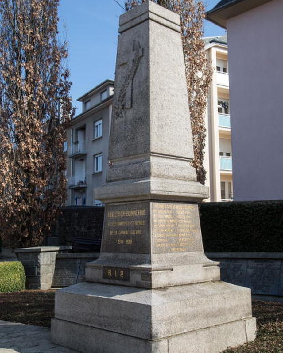 Dans le cimetière de Bonnevoie, un monument rend hommage aux victimes des bombardements aériens de la Première Guerre mondiale dans l'ancienne commune de Hollerich-Bonnevoie. Les bombes du bombardement du Jeudi saint en 1918 ont surtout touché les lotissements de Bonnevoie.