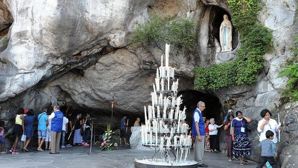 Déborah de Robertis se dénude au sanctuaire de Lourdes | Virgule