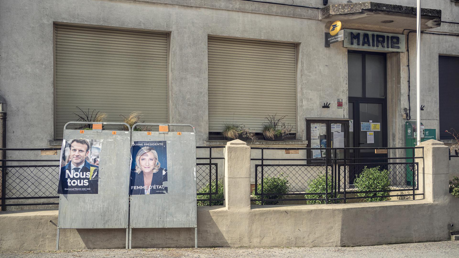 Il ne reste plus que deux affiches de campagnes sur les panneaux electoraux devant la mairie de Pradelles-en-Val dans l'Aude, pour les deux candidats sélectionnés pour le second tour de la présidentielle.