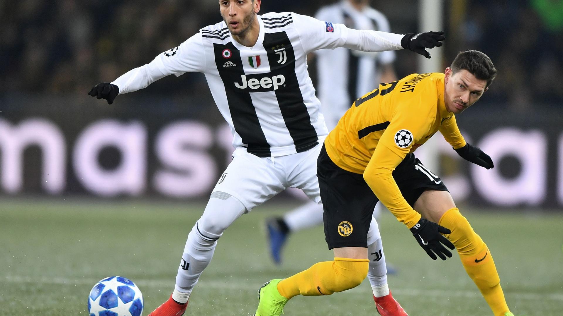 Le milieu de terrain uruguayen de la Juventus, Rodrigo Bentancur prend le Suisse Christian Fassnacht (Young Boys, en jaune) à contre-pied