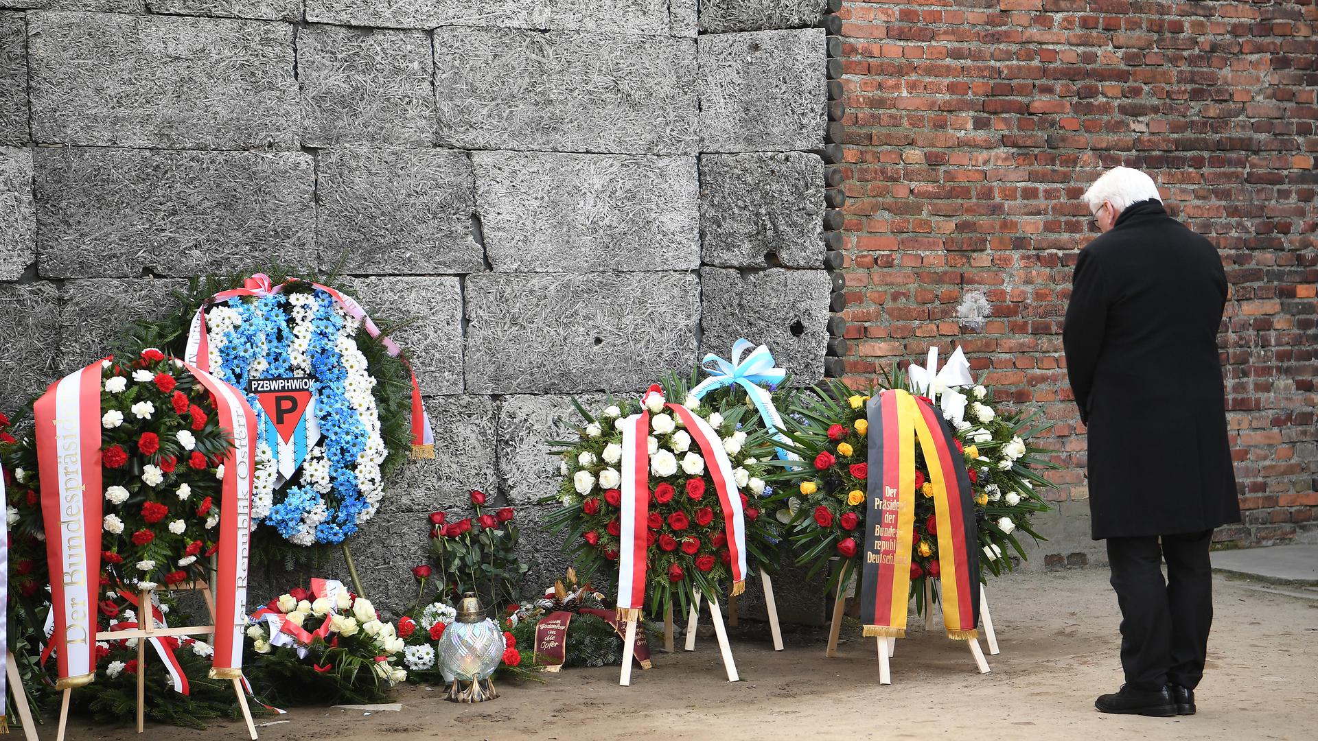 Der deutsche Bundespräsident Frank-Walter Steinmeier legte bei der Gedenkfeier einen Kranz an der Todeswand nieder.