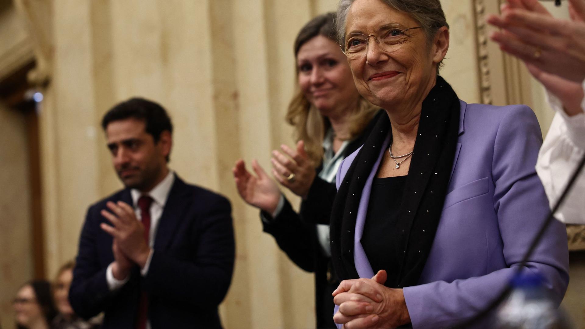 La Première ministre française Elisabeth Borne a été applaudie par les députés du groupe Renaissance avant une réunion à l'Assemblée nationale à Paris, le 21 mars 2023.