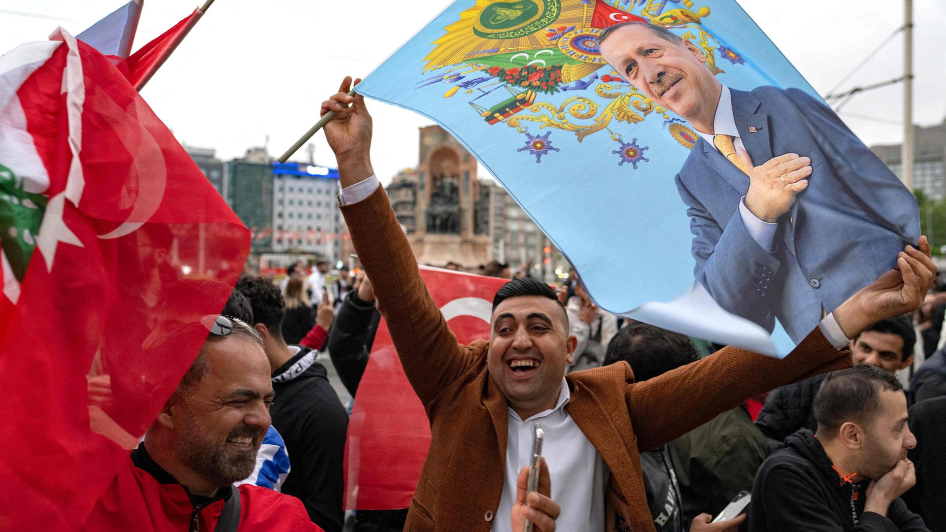 Selon l'agence officielle turque Anadolu, M. Erdogan, au pouvoir depuis vingt ans, recueille 52,1% des suffrages.