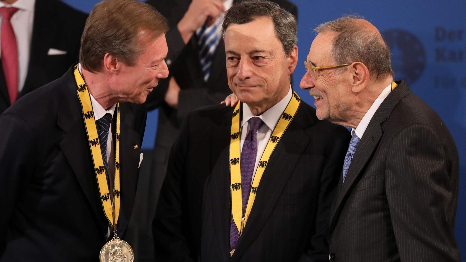 Le politicien Javier Solana (à droite) discute avec le président de la BCE, Mario Draghi (au centre) et le grand-duc (à gauche)