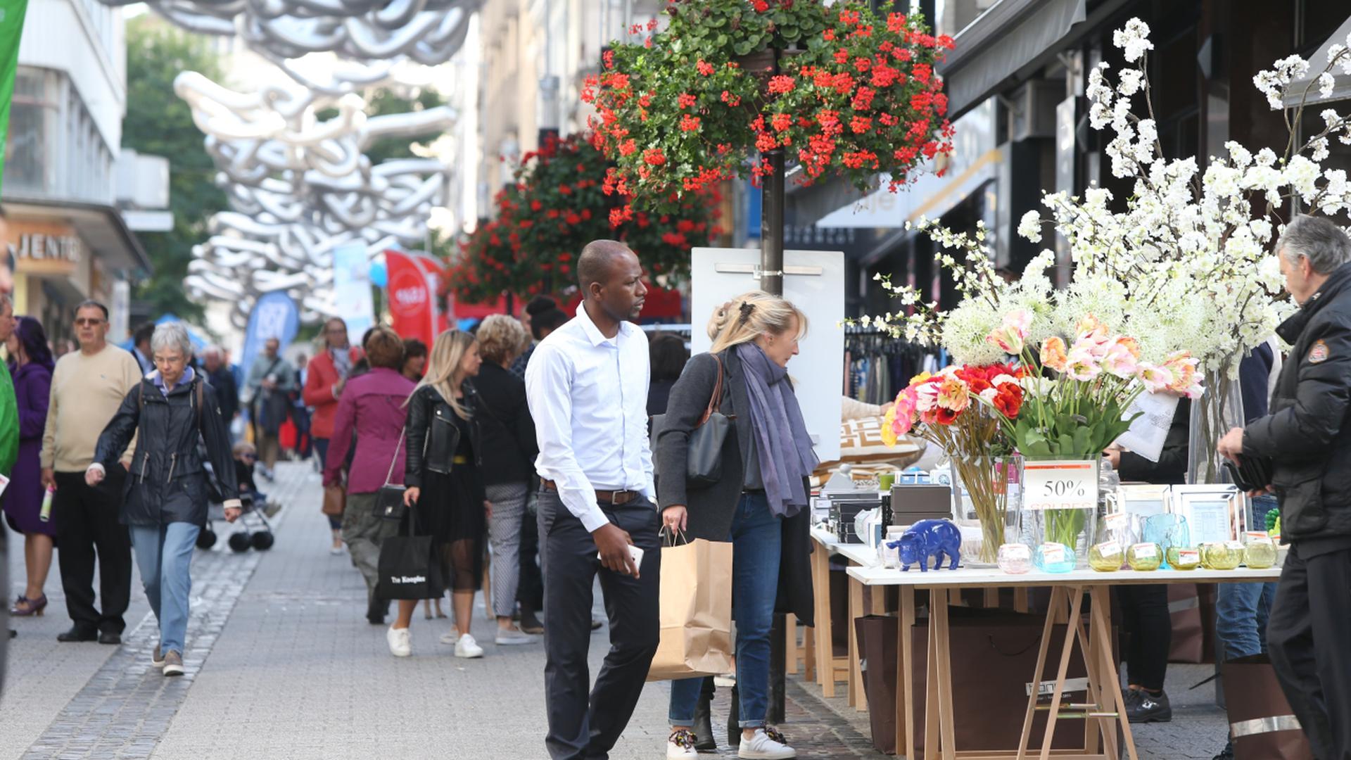 Zur Braderie locken die Geschäfte der Hauptstadt die Kunde mit Rabatten an.