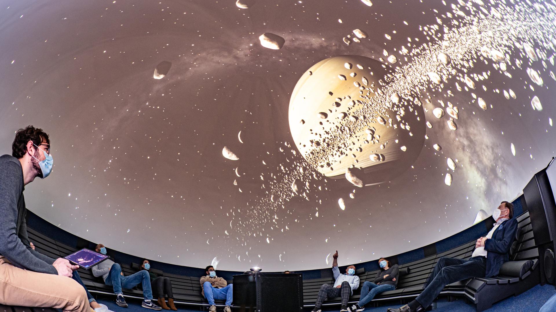 Les démonstrations à 360 degrés emmènent les visiteurs en voyage vers d'autres planètes et galaxies.
