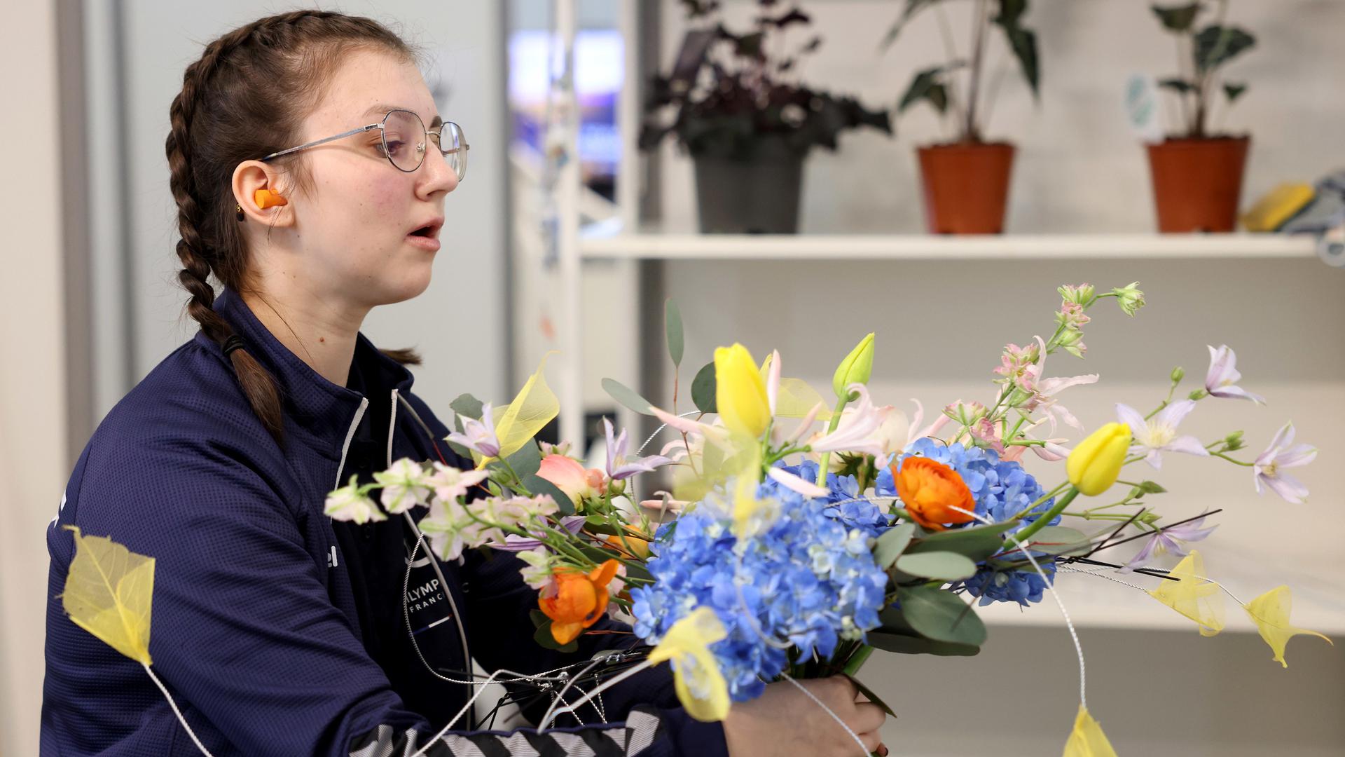 Célia Pignoux, 20 ans, en pleine épreuve du concours d'art floral des Abilympics 2023, à Metz.