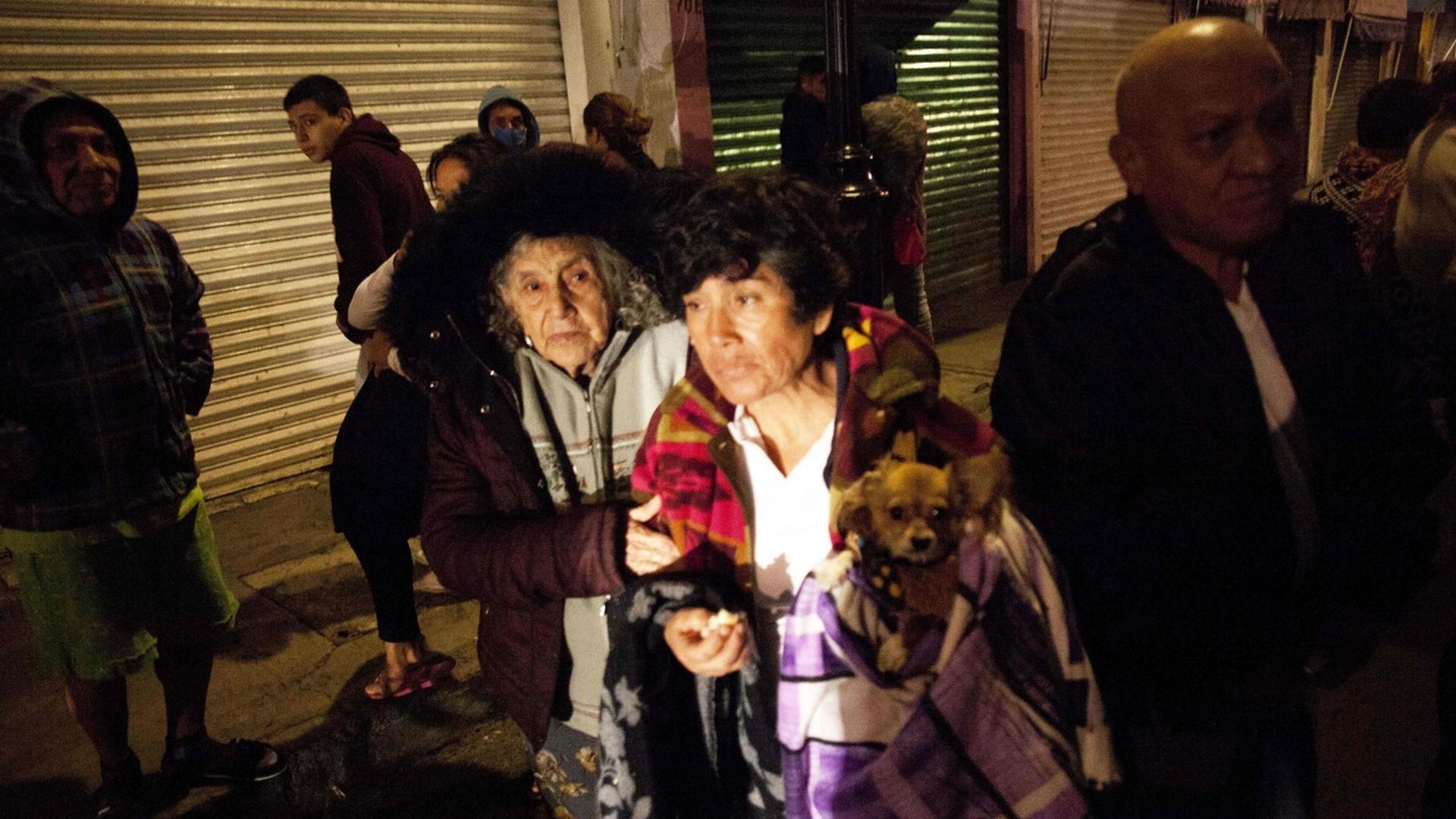 Des habitants se rassemblent dans une rue de la ville de Mexico où le tremblement de terre de magnitude 8,6 sur l'échelle de Richter a été ressenti, bien que son épicentre soit au sud du pays, dans l'Etat du Chiapas (environ 800 km).
