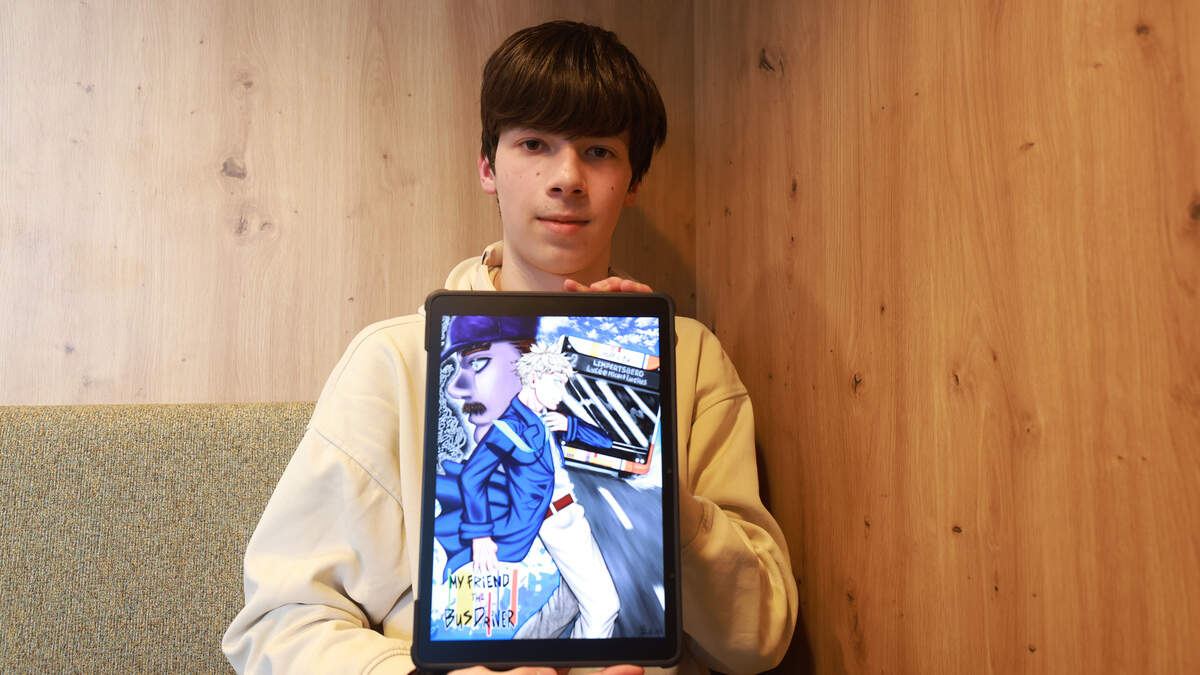 David, um estudante de 18 anos, desenha um manga sobre um motorista de ...