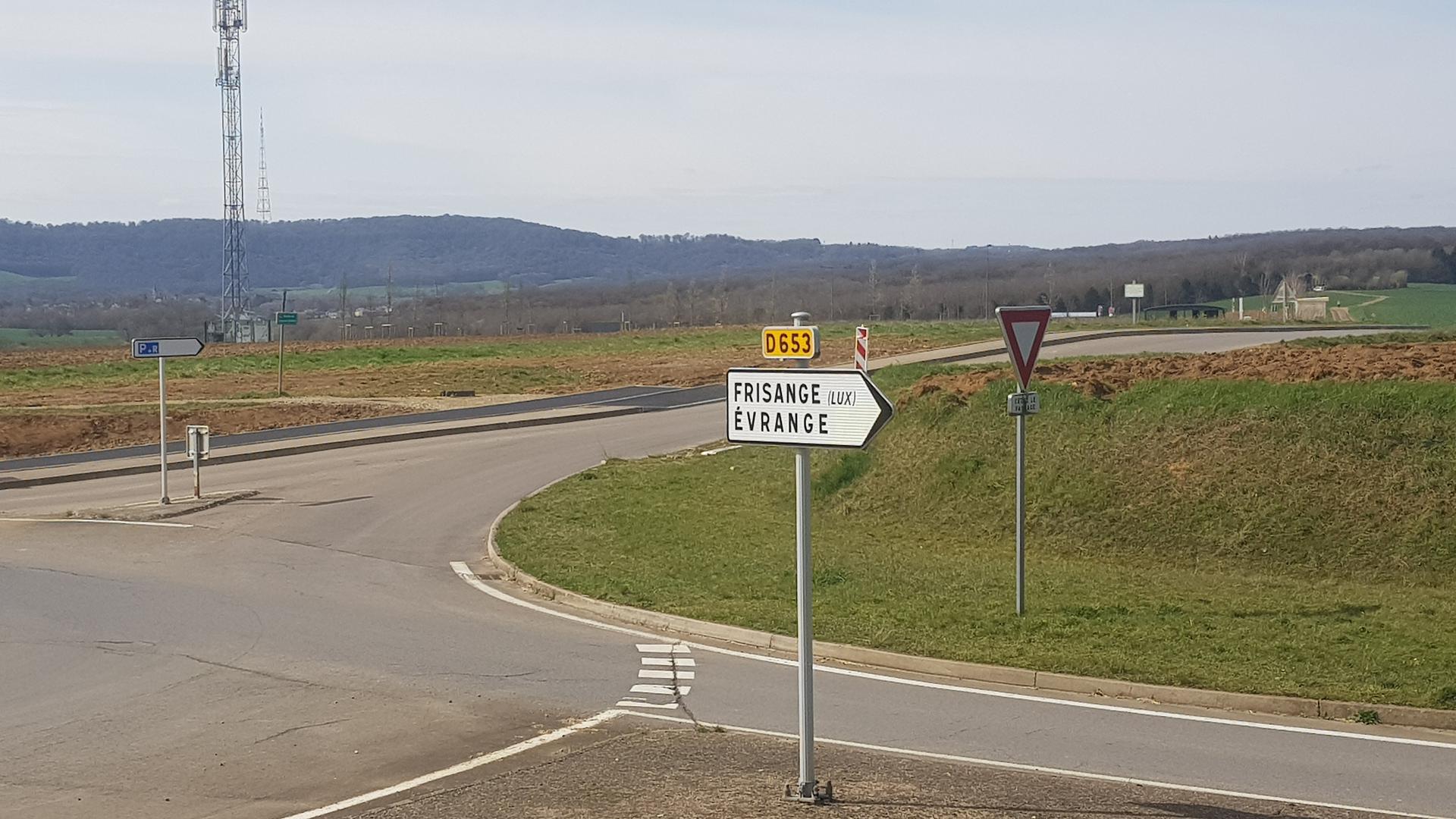 Un P+R a été construit à Roussy-le-Village, une navette RGTR ramène les travailleurs frontaliers vers le Luxembourg, mais l'équipement n'est pas tellement utilisé. Une voie dédiée aux bus, en direction de Frisange, doit permettre d'améliorer le trafic.