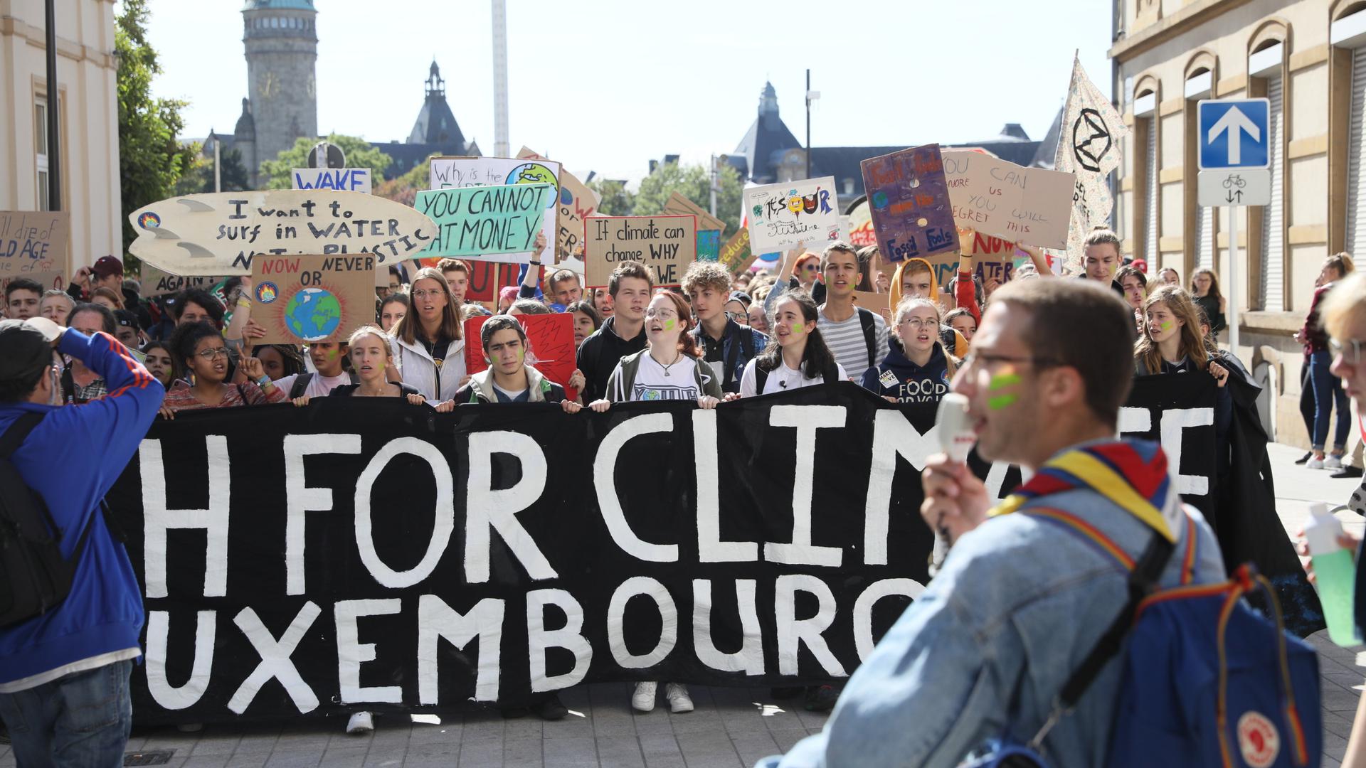 Cette nouvelle manifestation des jeunes militants pour le climat ciblera avant tout le secteur de la finance, et ses investissements dans les énergies fossiles.