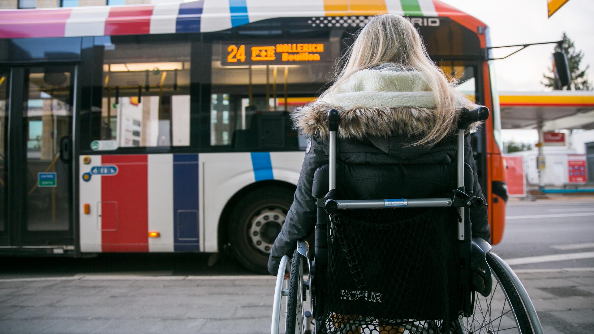 Après les transports publics, c'est au tour des bâtiments publics et privés de s'adapter aux personnes handicapées