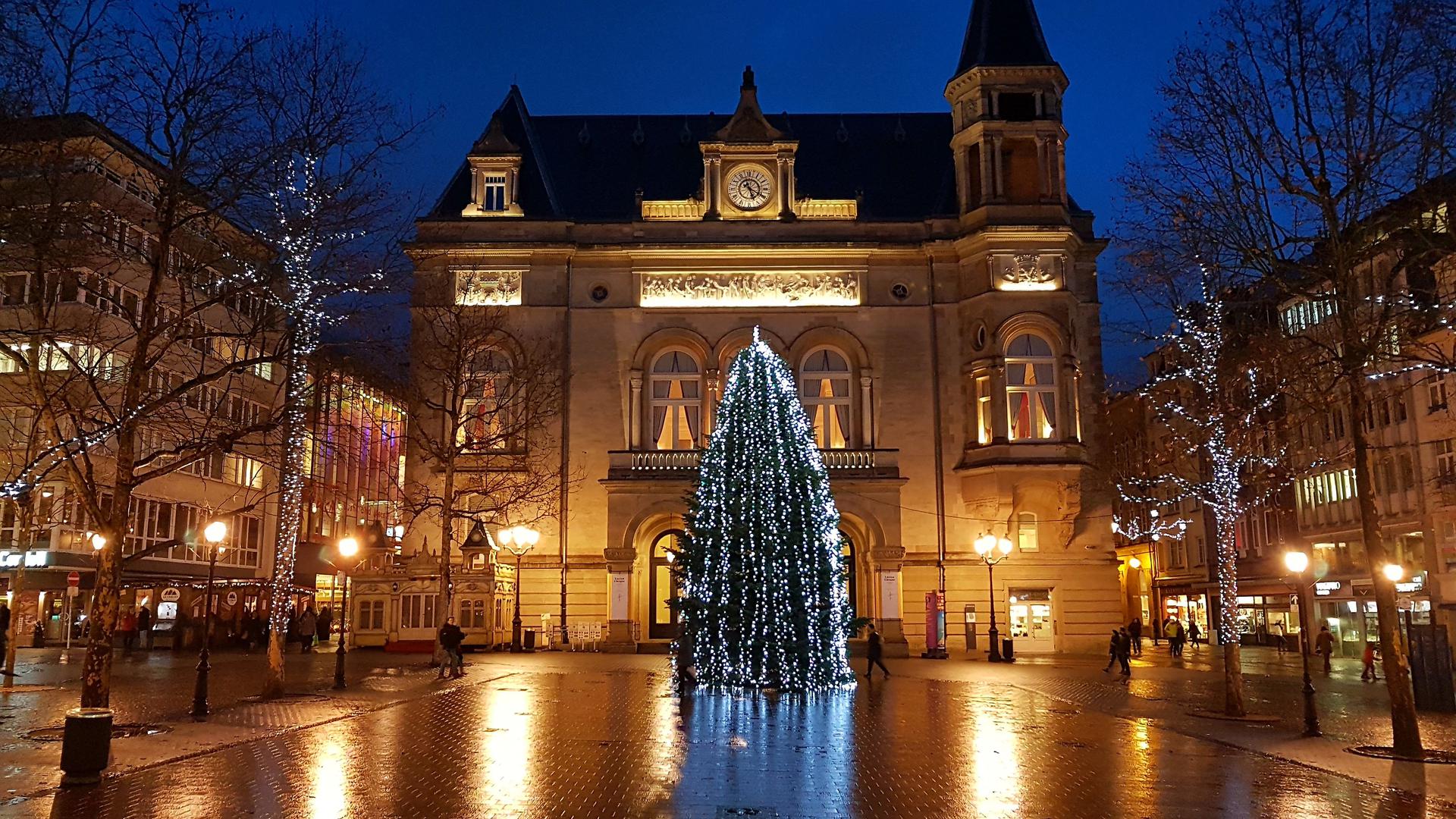 Au total, près de 707.000 lucioles et ampoules LED et à basse consommation d’énergie plongeront la capitale dans une atmosphère chaleureuse et conviviale de Noël. 
