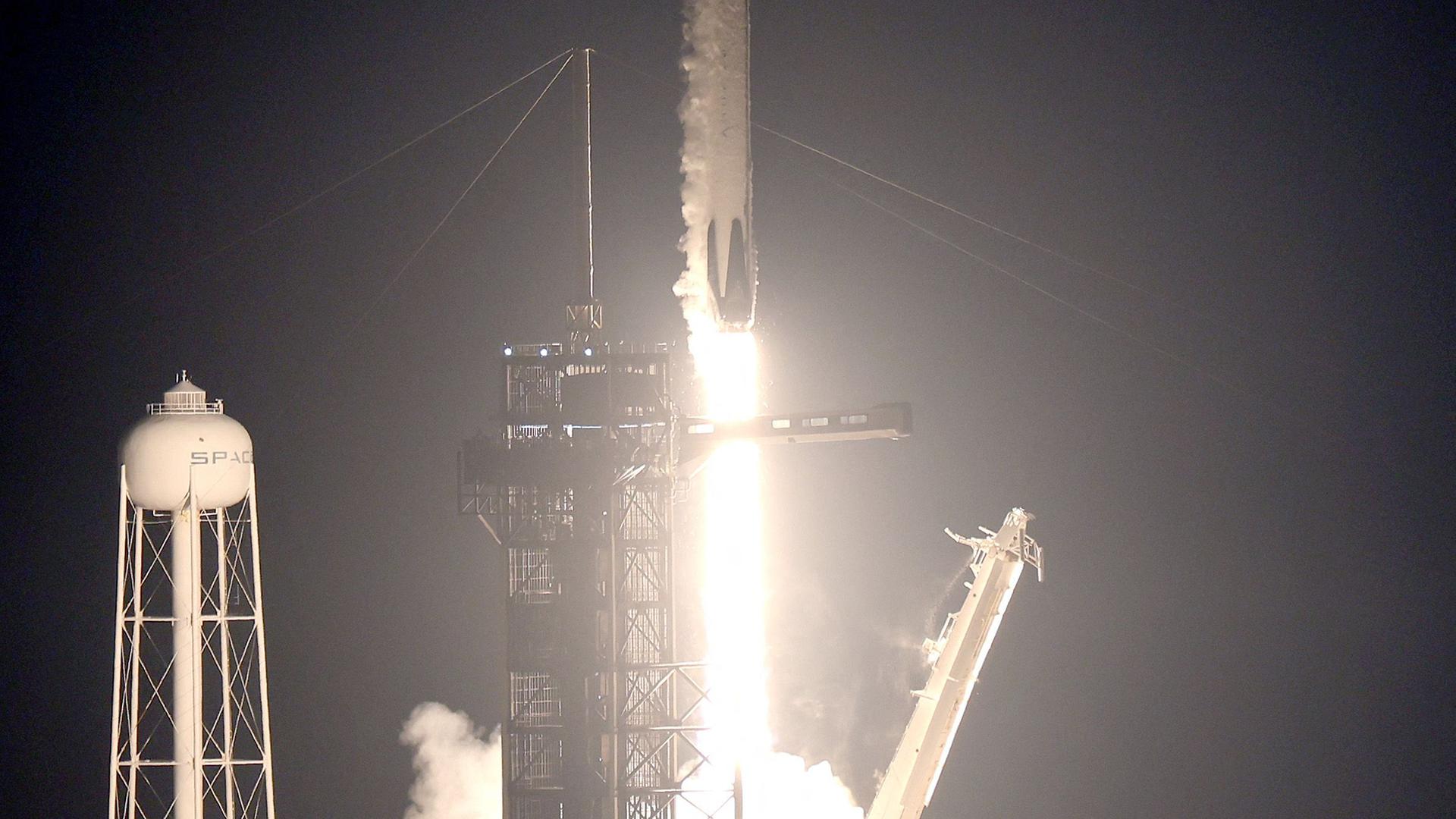 Une fusée Falcon 9 de SpaceX avec le vaisseau spatial Crew Dragon décolle de la rampe de lancement 39A du Centre spatial Kennedy le 2 mars 2023 à Cap Canaveral, en Floride.