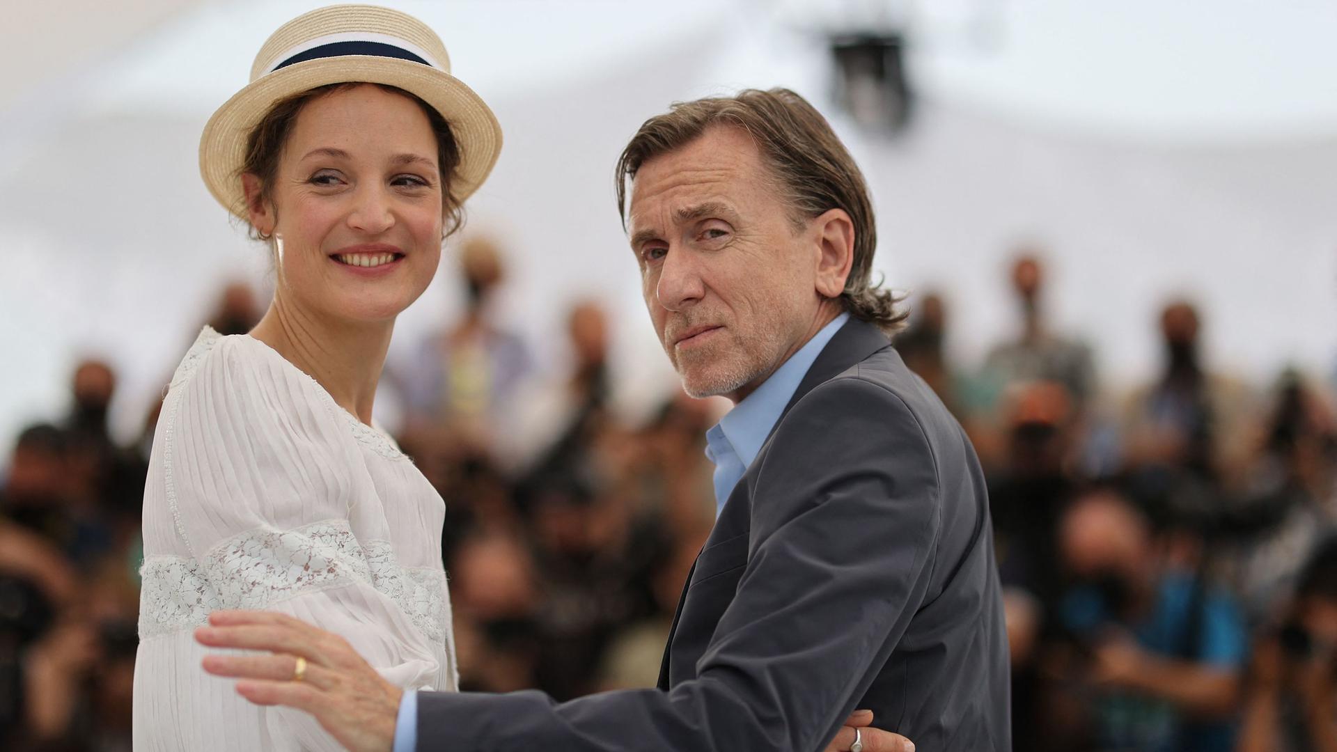 TOPSHOT - Luxembourg actress Vicky Krieps (L) and British actor Tim Roth pose during a photocall for the film "Bergman Island" at the 74th edition of the Cannes Film Festival in Cannes, southern France, on July 12, 2021. (Photo by Valery HACHE / AFP)
