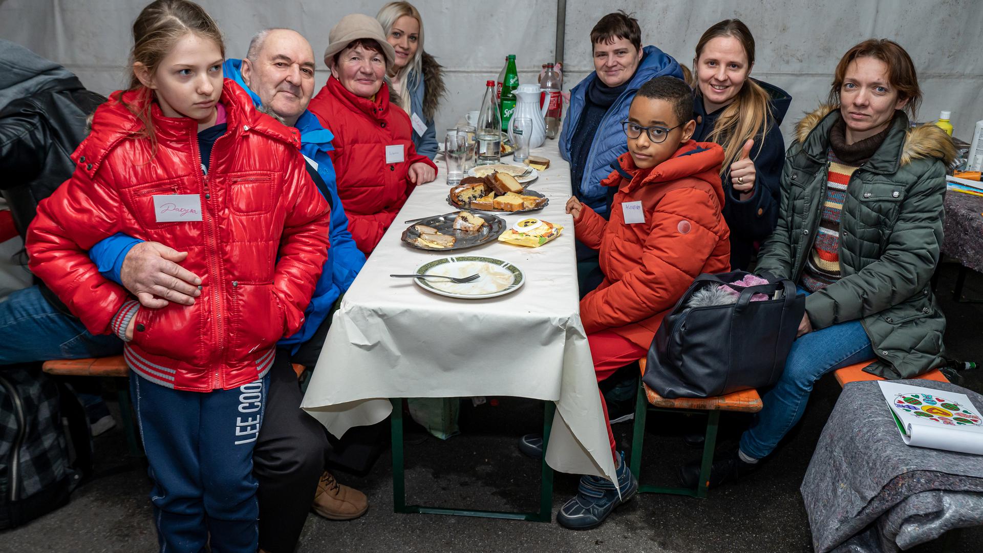 Une famille ukrainienne et ses enfants se sont joints aux personnes démunies du Luxembourg pour les festivités.
