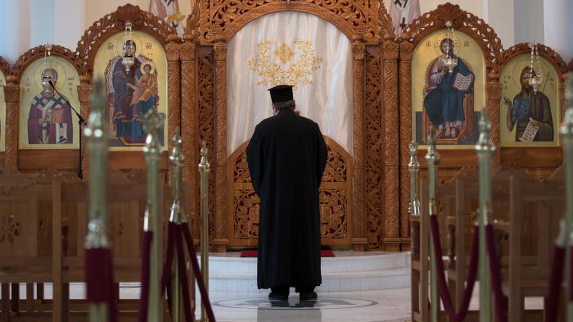 Le père Panajiotis Moshonas est le prêtre de l'église orthodoxe hellénique