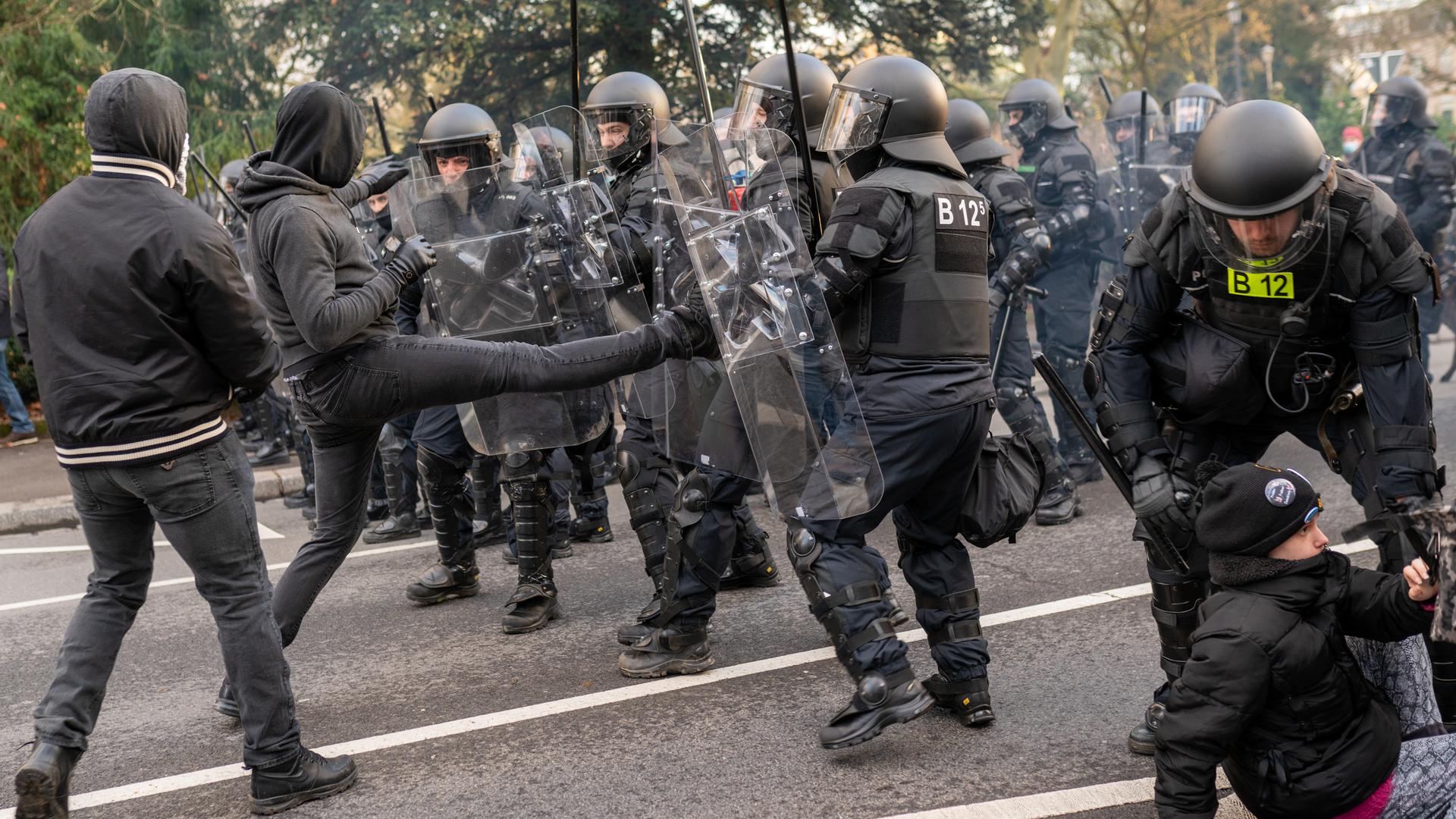 Des manifestants isolés ont attaqué les policiers lors de la manifestation du 11 décembre.