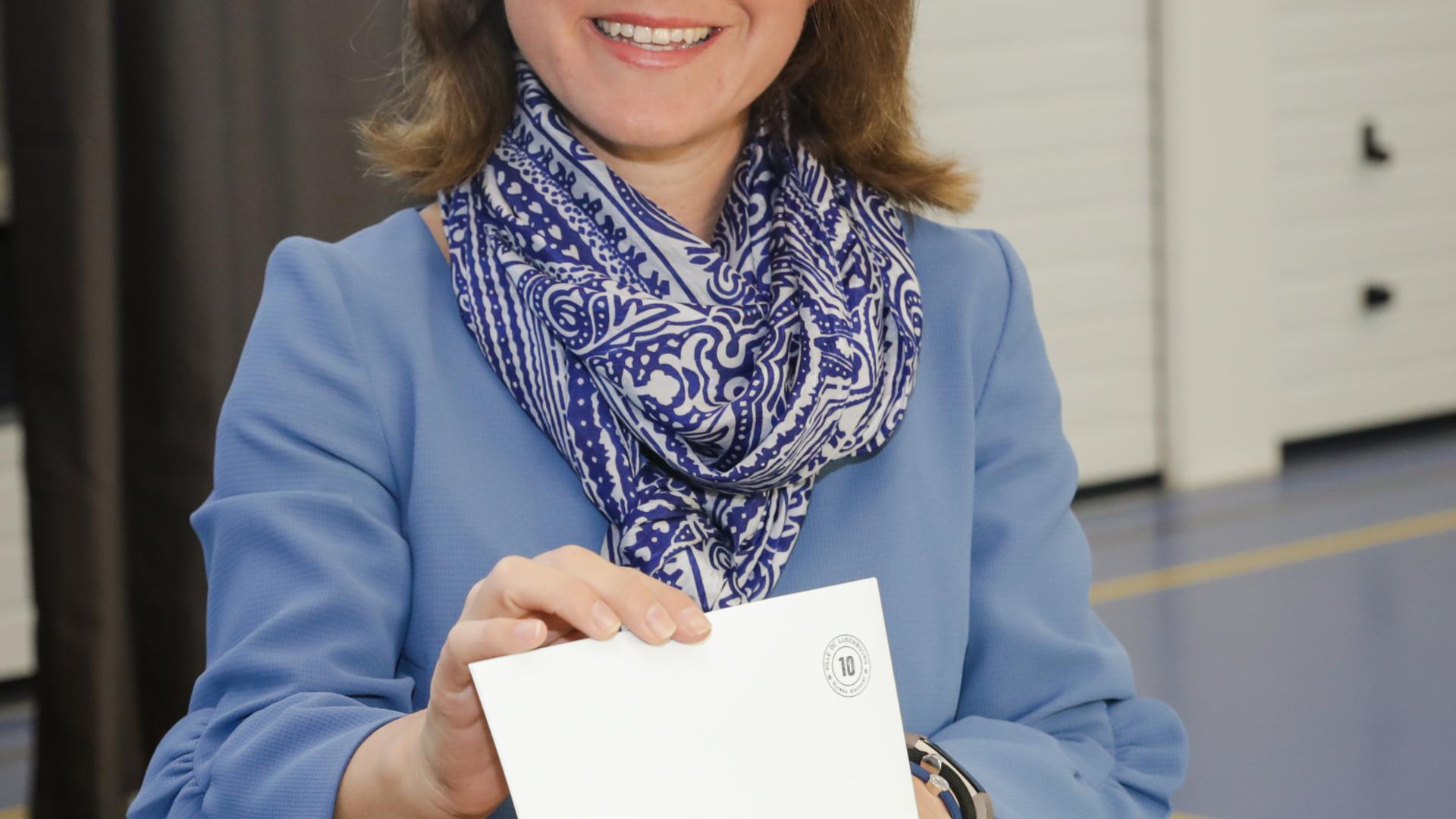 La ministre de la Famille Corinne Cahen (DP) au bureau de vote de Bonnevoie.