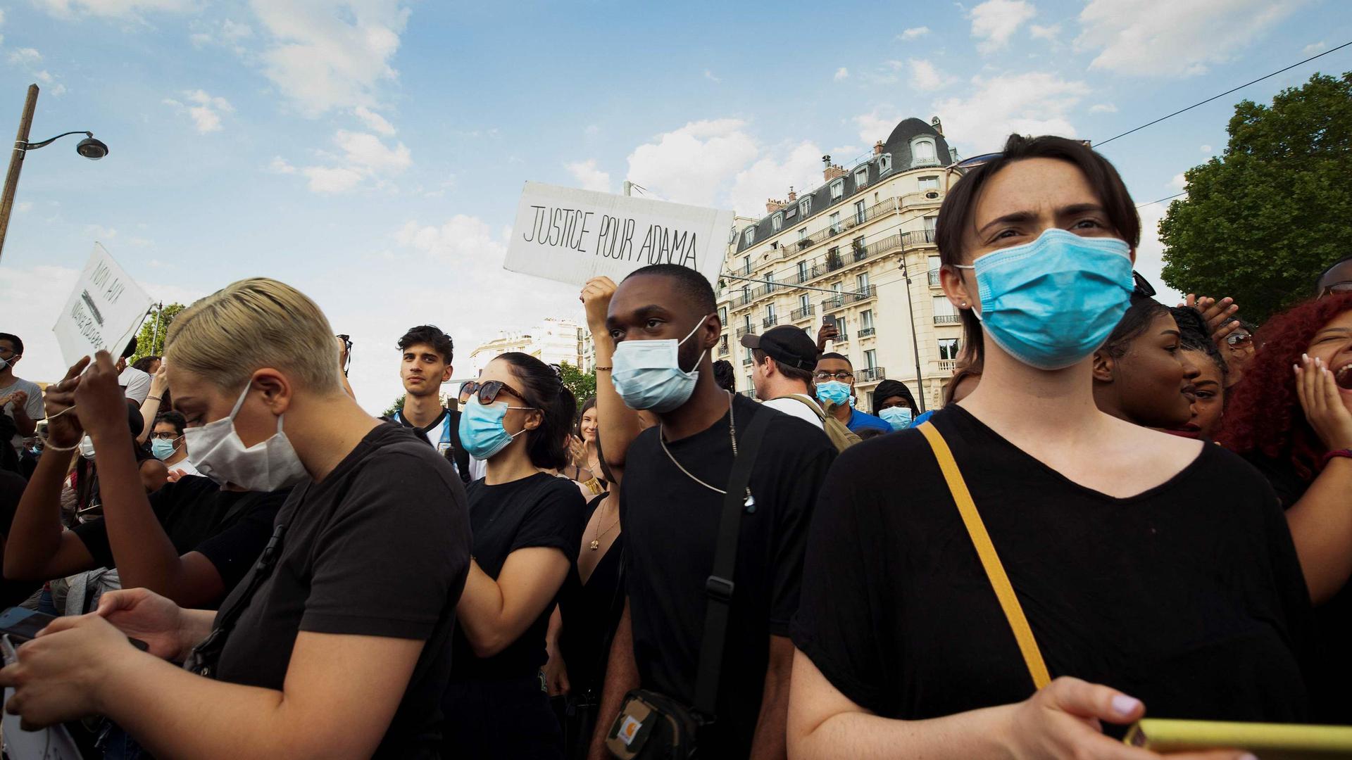 Hier, à Paris, une manifestation en hommage à Adama Traoré a fait écho au mouevment américain. Le jeune homme, noir, a lui aussi perdu la vie au cours d'une arrestation.