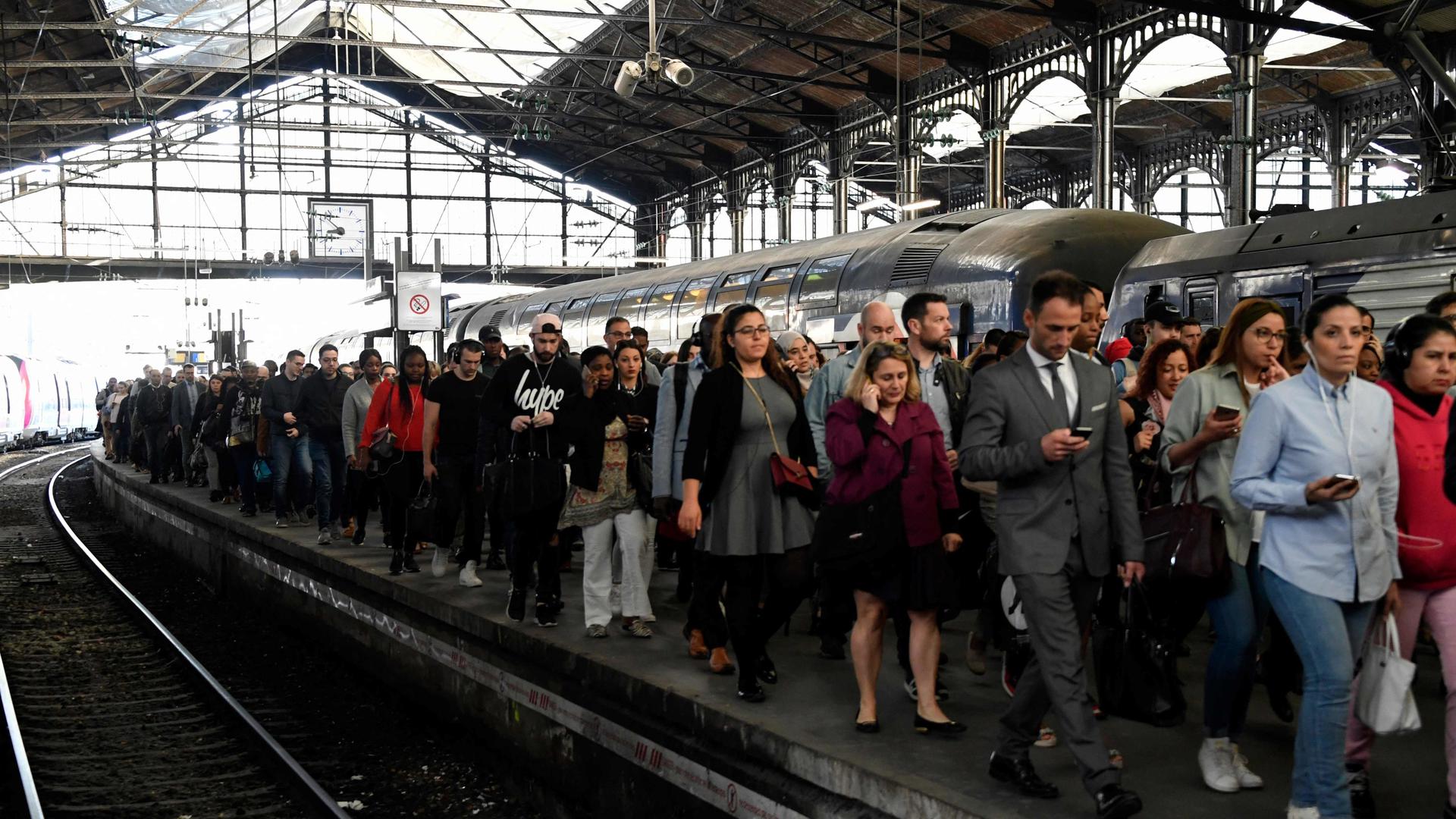 La grève reconductible à partir du 7 mars annoncée par les syndicats représentatifs de la SNCF augure de journées noires pour les usagers du train en France.