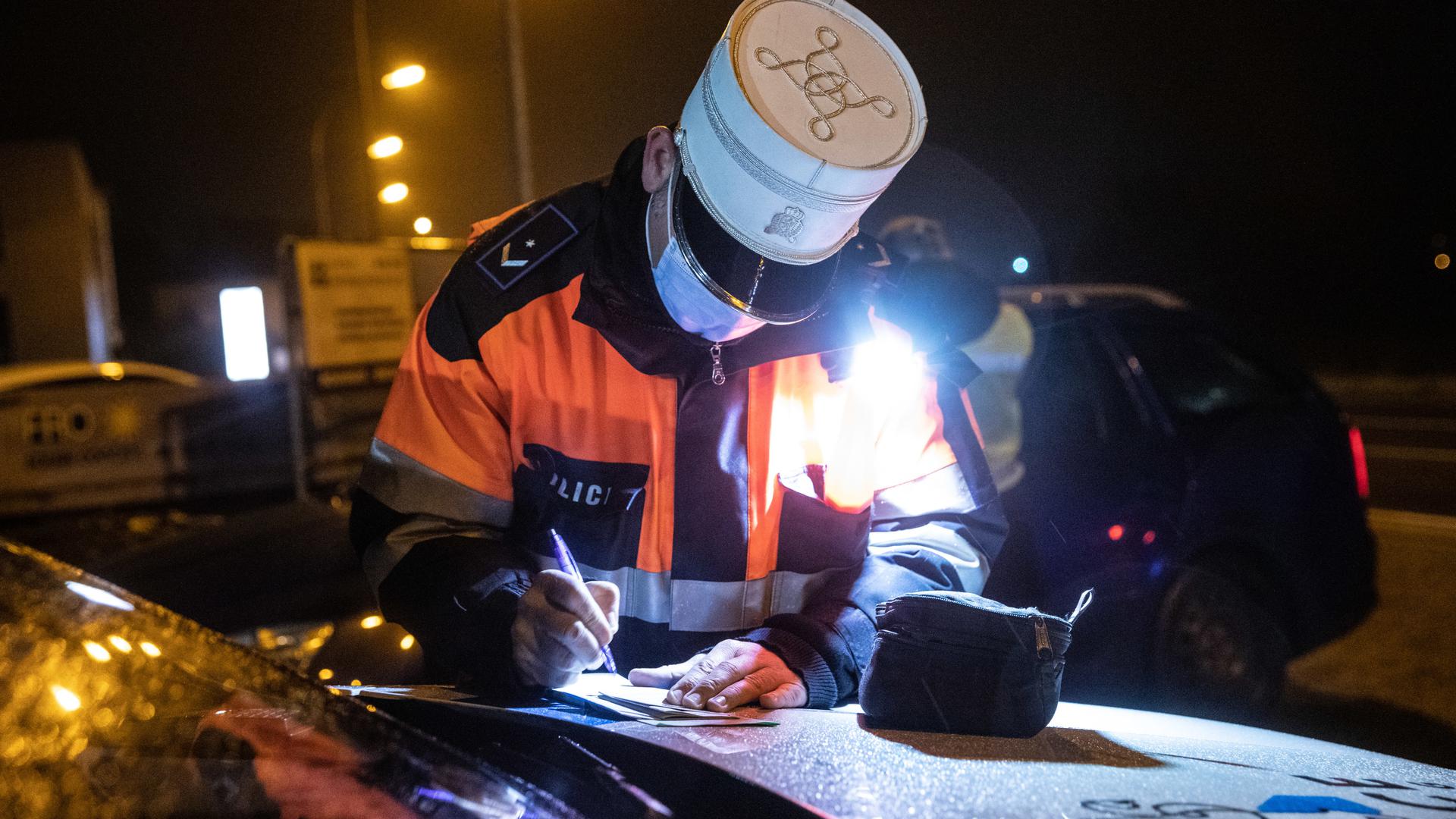 Wer ohne guten Grund in der Nacht unterwegs ist, muss zahlen: 145 Euro kostet der Strafzettel - pro Person.