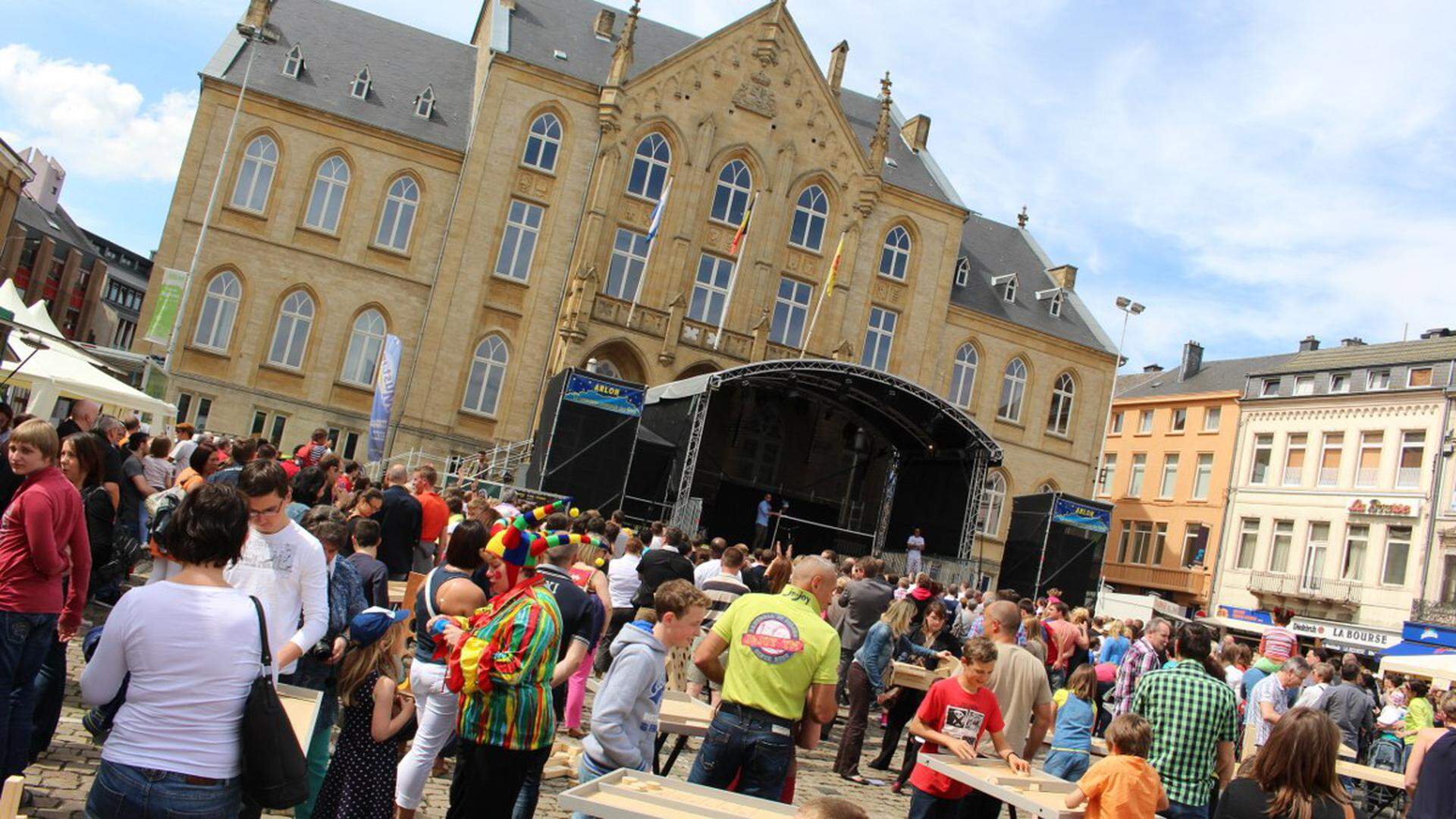 Des milliers de personnes viennent déguster le maitrank à Arlon chaque année à la fin mai.