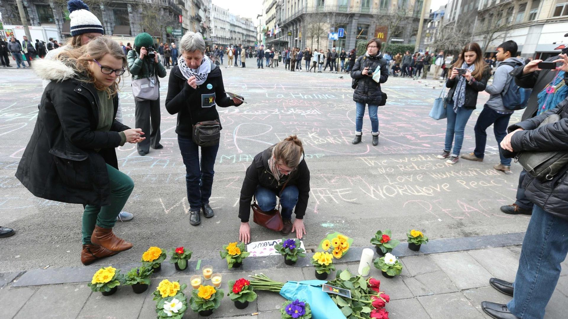 Des gens déposent des fleurs à Bruxelles en souvenir des victimes