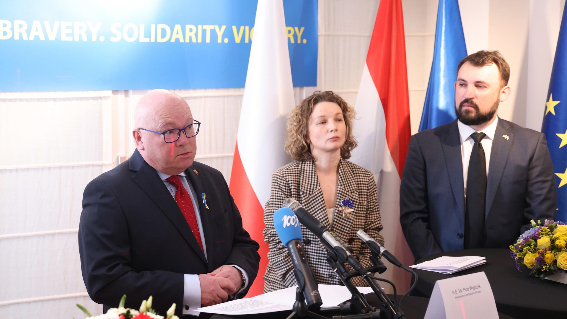 Point presse à l'ambassde de Pologne pour marquer le premier anniversaire de la guerre en Ukraine.