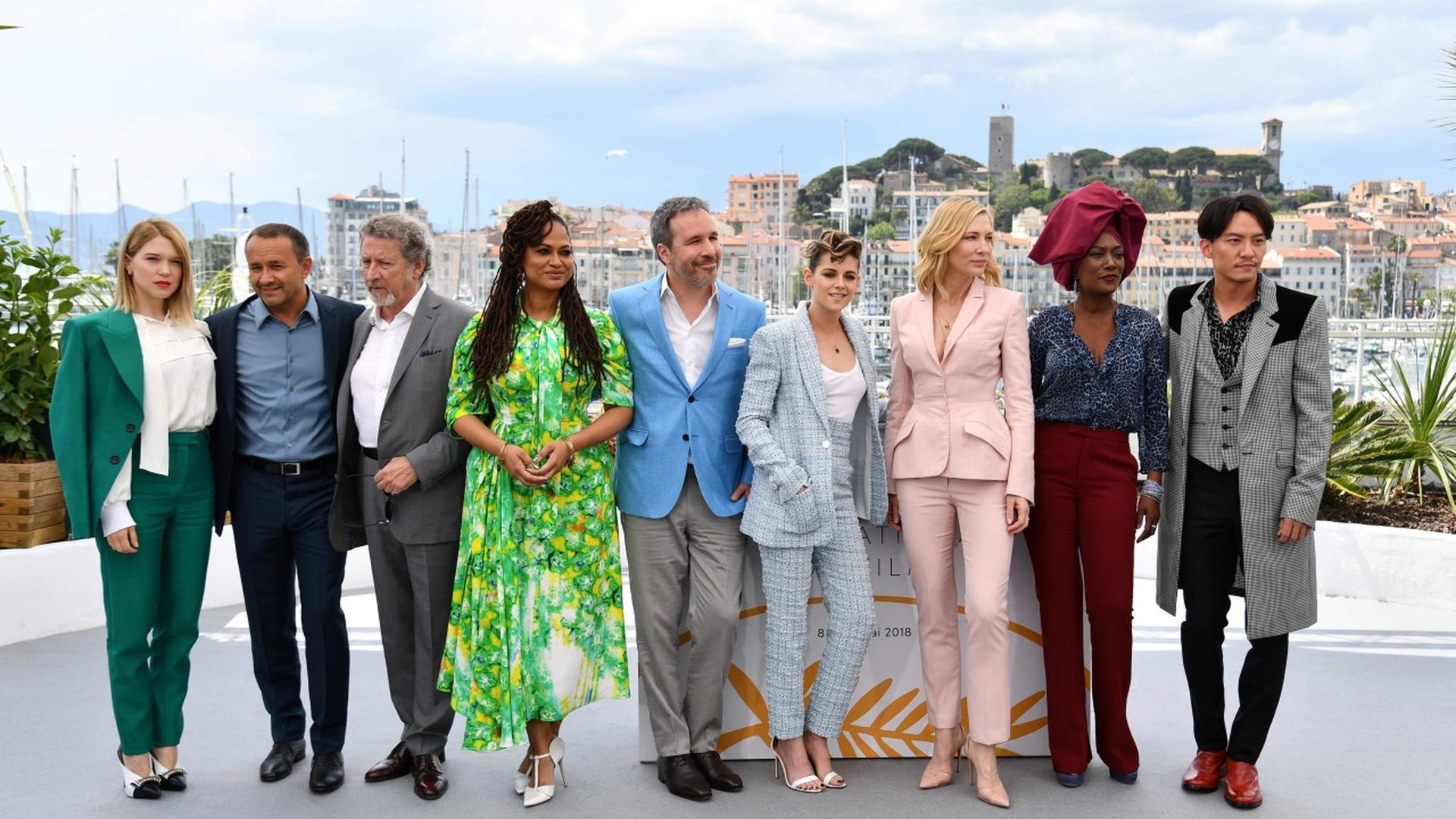 Le jury du festival de Cannes de gauche à droite: Léa Seydoux, Andrey Zvyagintsev, Robert Guediguian, Ava DuVernay, Denis Villeneuve, Kristen Stewart, Cate Blanchett, Khadja Nin, Chang Chen.  