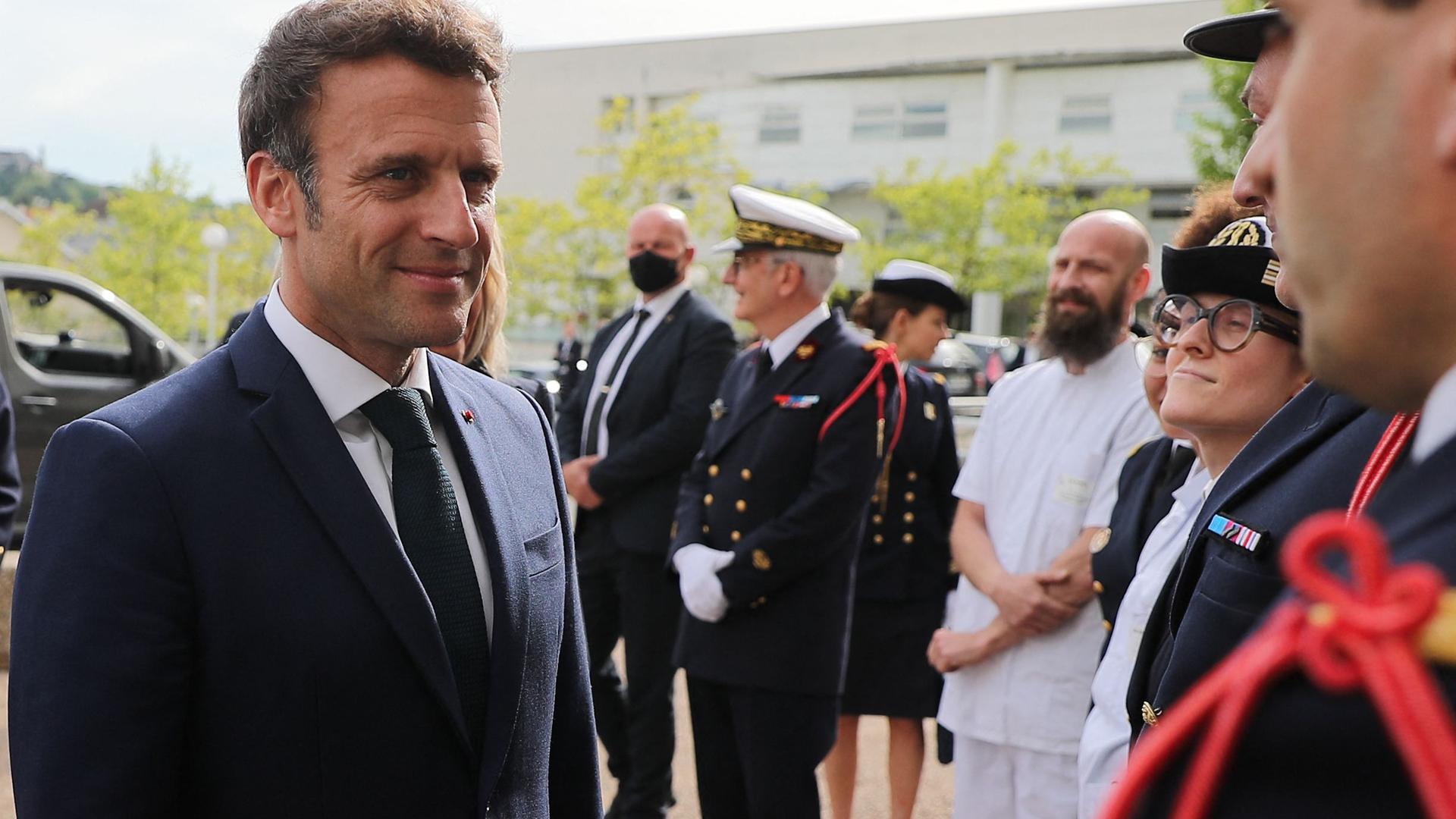 Le président français Emmanuel Macron salue des militaires lors de sa visite à l'hôpital militaire Percy, le 28 avril 2022. 